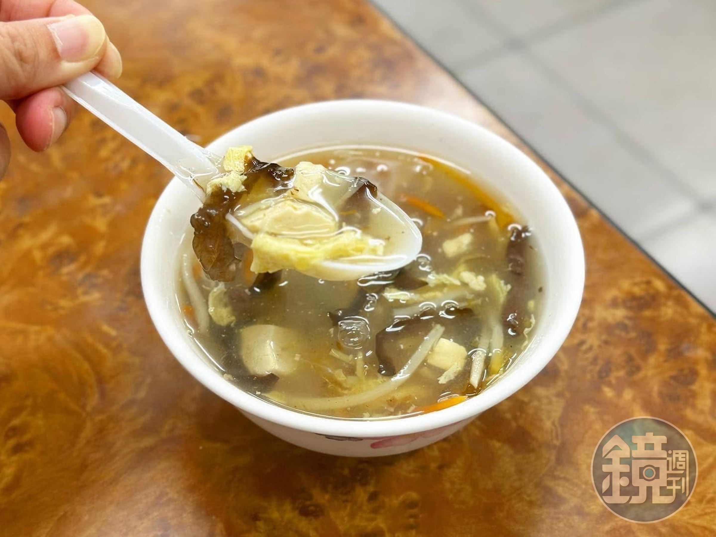 「酸辣湯」喝來爽口，不會有太濃稠的勾芡。（35元／碗）