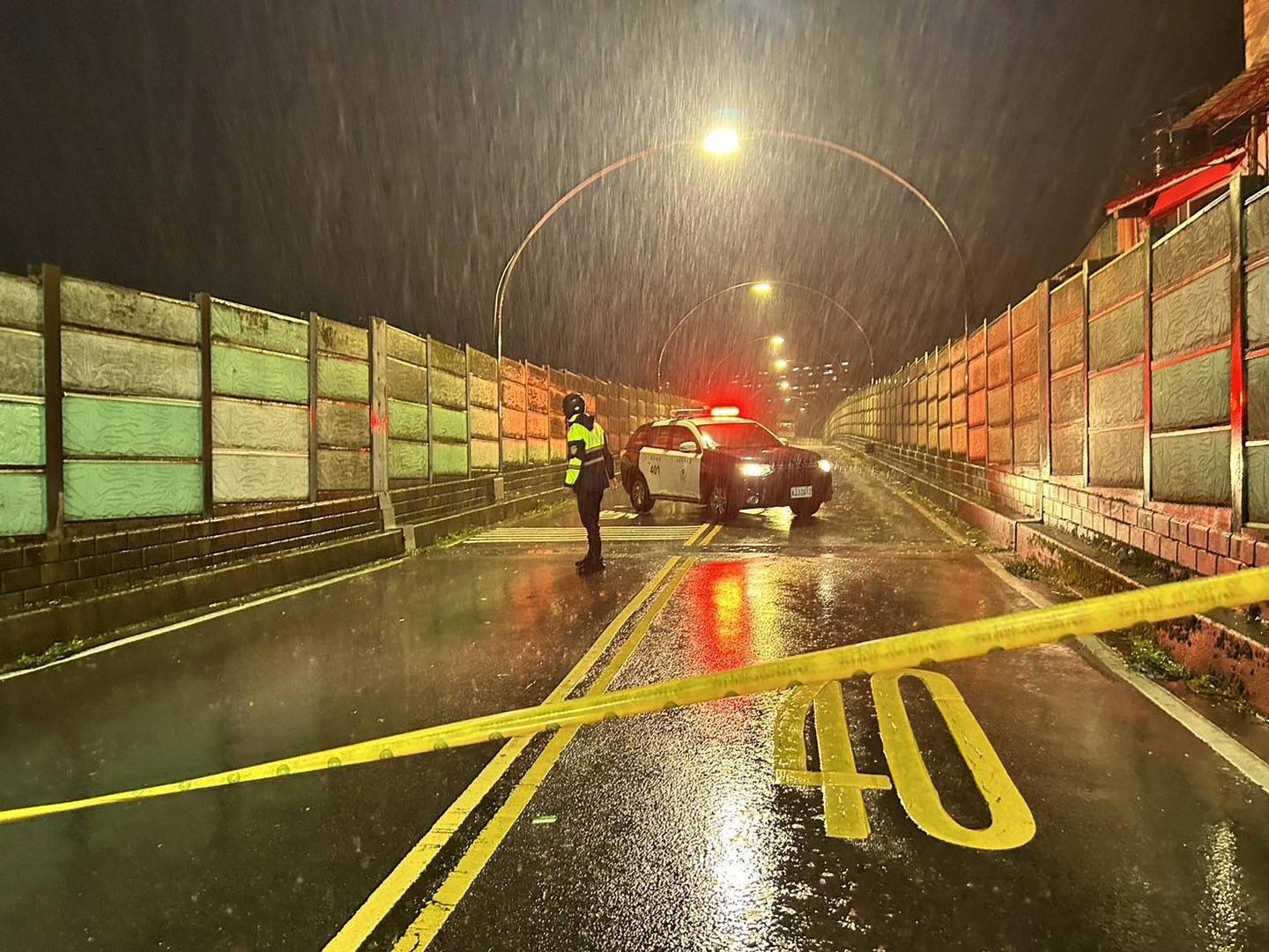 基隆西定高架道路雙向封閉。(翻攝畫面)