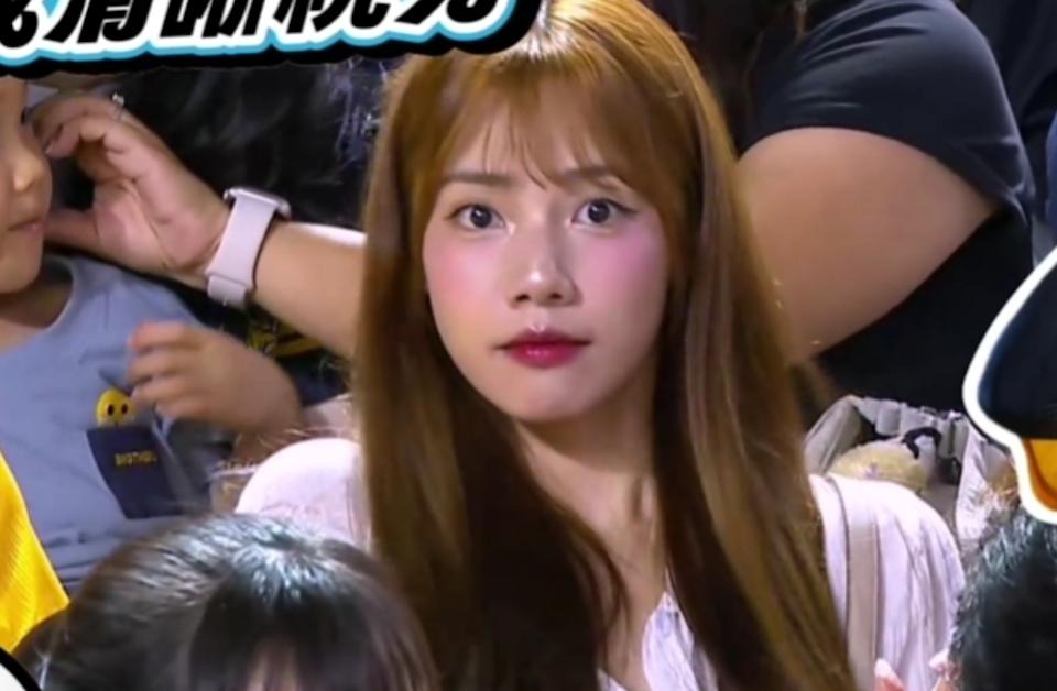 球場上甜美正妹身分曝光，掀起討論。（翻攝自threads）