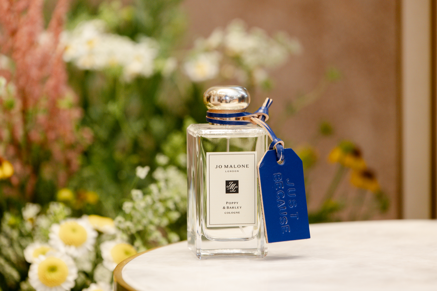 Jo Malone London店櫃限定皮革行李吊牌手作坊,打造獨一無二的專屬禮品。(Jo Malone London提供)