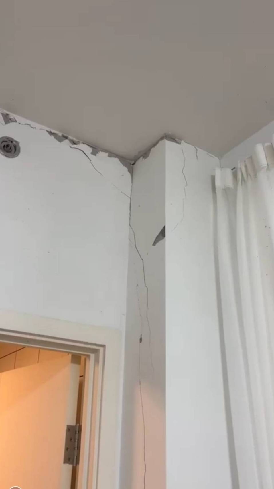 一位泰國人房屋是中國建商蓋的,地震後出現裂痕,甚至露出鋼筋。(發哥提供)