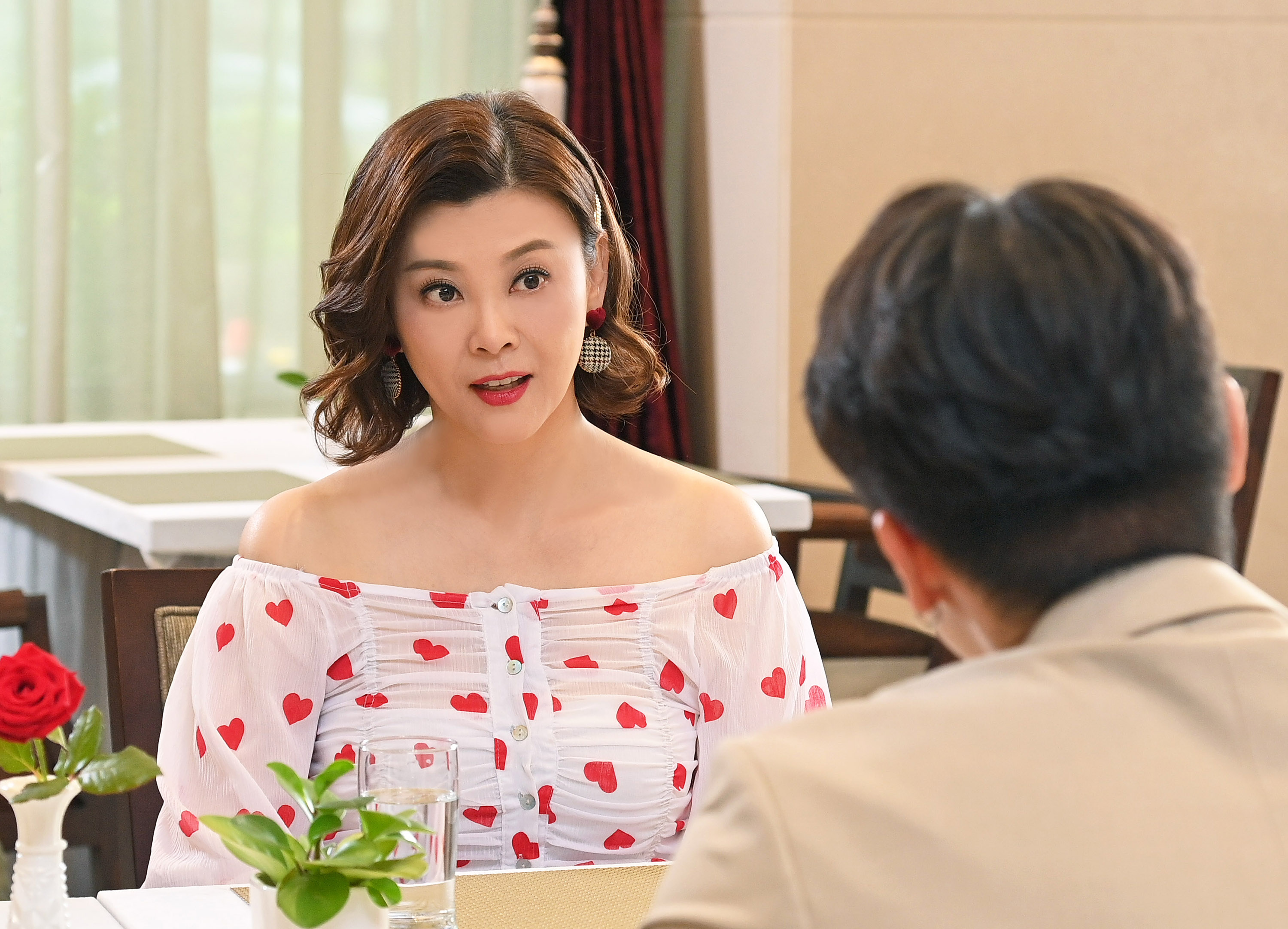 方馨劇中瘋狂相親遇到形形色色的對象。（台視提供）