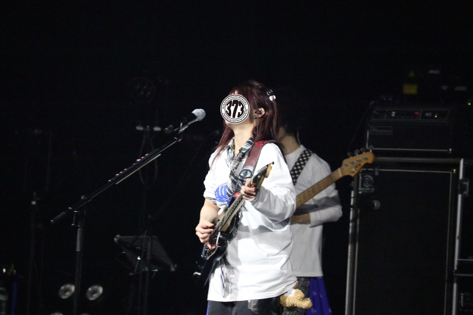 日本新世代人氣創作歌手Minami美波向來不在公開媒體露面，公關照主動將臉蛋遮起來。（好玩國際文化提供）