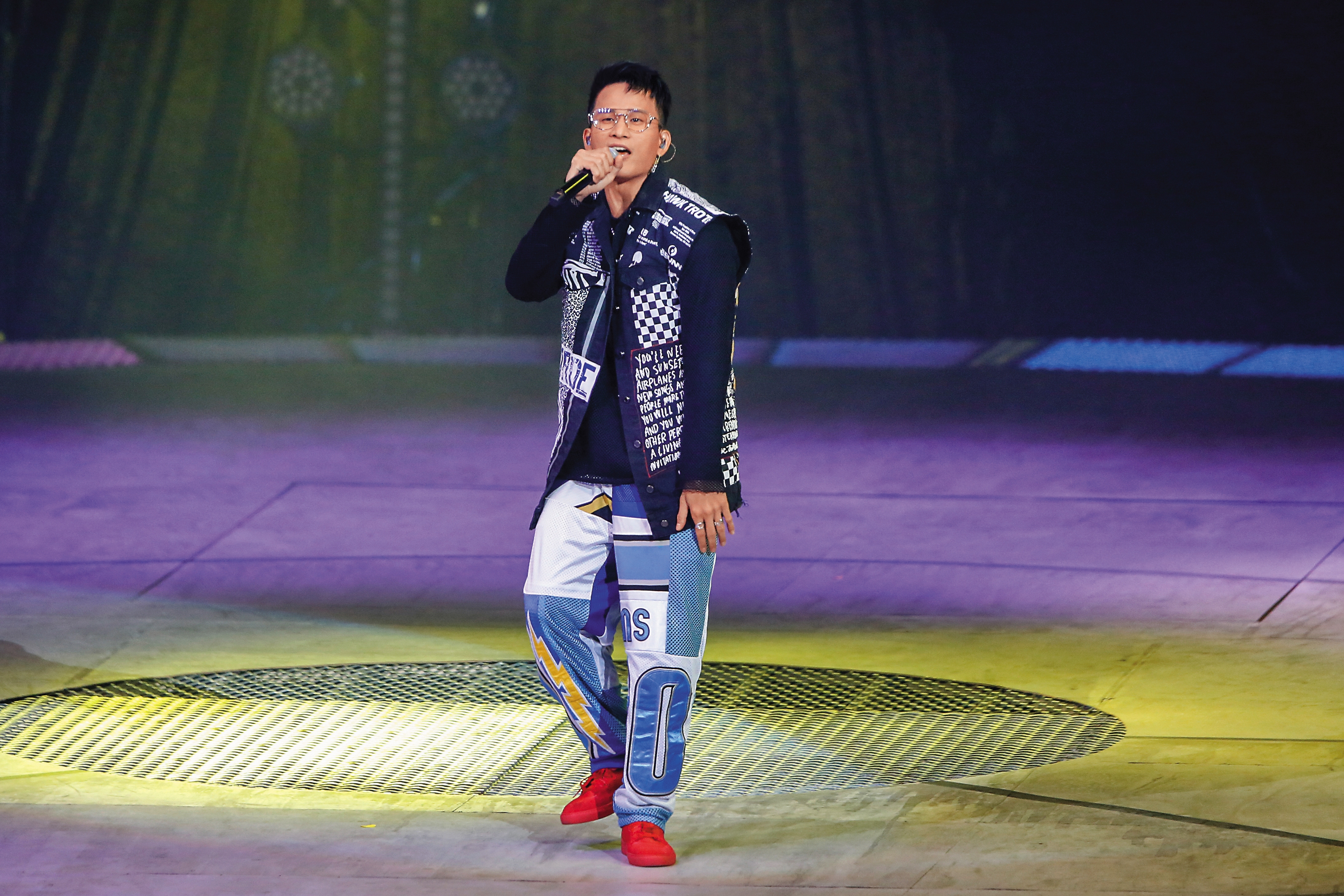 茄子蛋主唱阿斌與經紀人女友Juno交往多年後，傳出相知相惜的兩人選擇登記結婚，攜手共度一輩子。