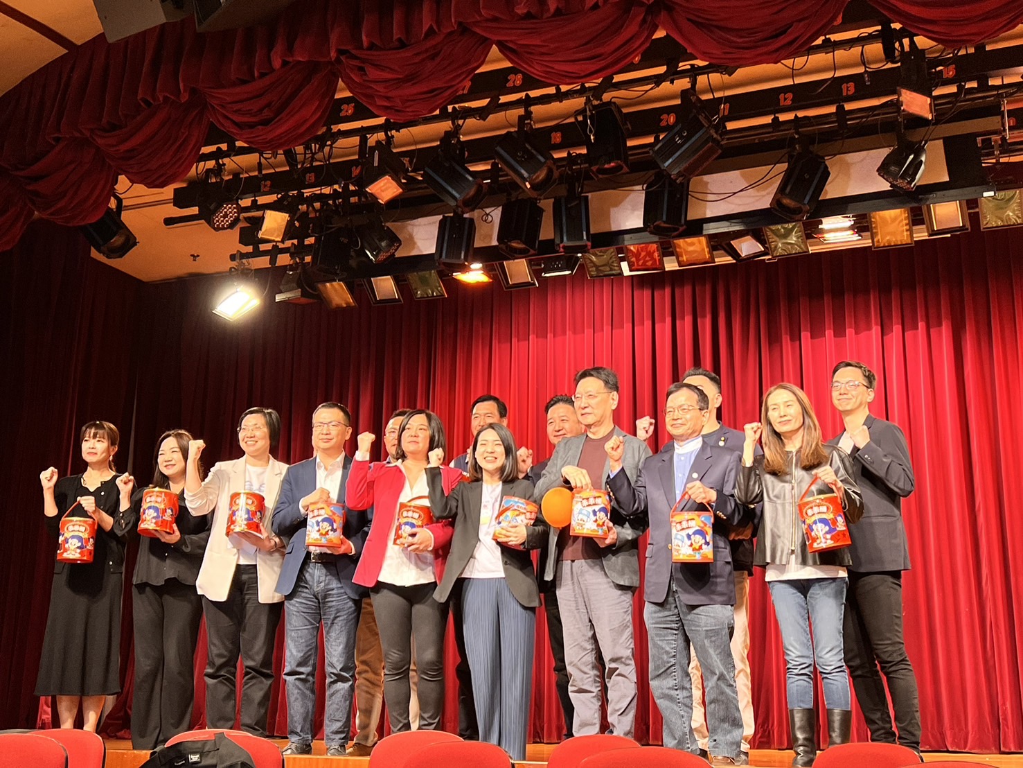 前中廣董事長、戰鬥藍發起人趙少康今日號召10多名民代，力挺徐巧芯。