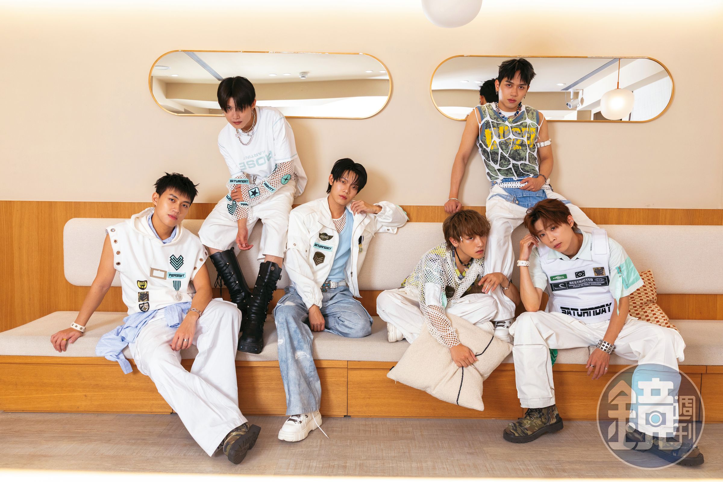 Saturnday加入新成員劉凱杰(左三)、潘永安(左四),今年四月發行新單曲。