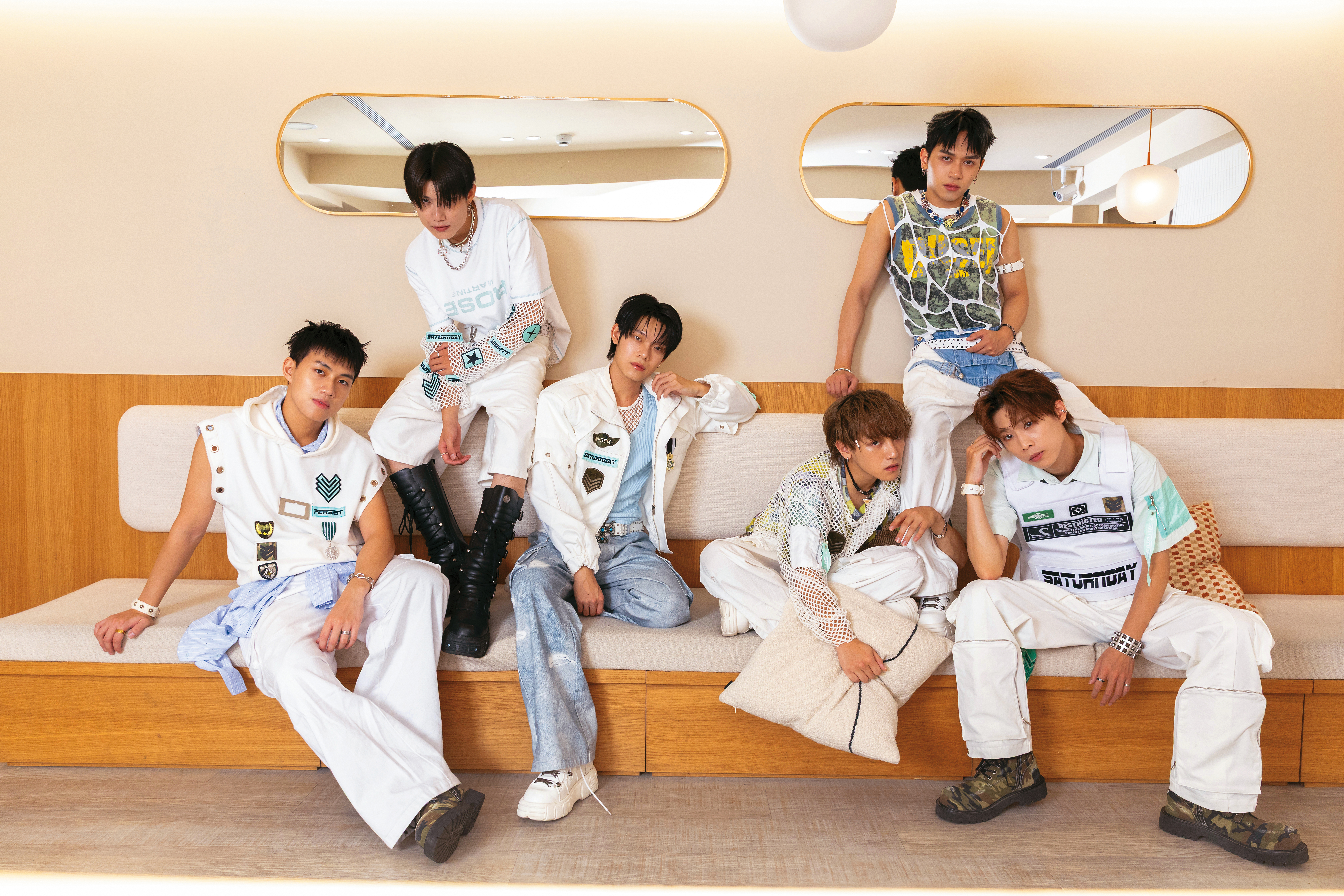 Saturnday加入新成員劉凱杰（左三）、潘永安（左四），今年四月發行新單曲。