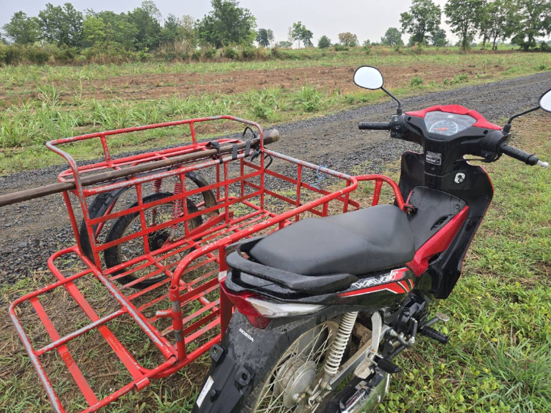 泰國一名男子冒雨騎車巡田，遭雷擊身亡。（翻攝X@ASEANNOWTH）