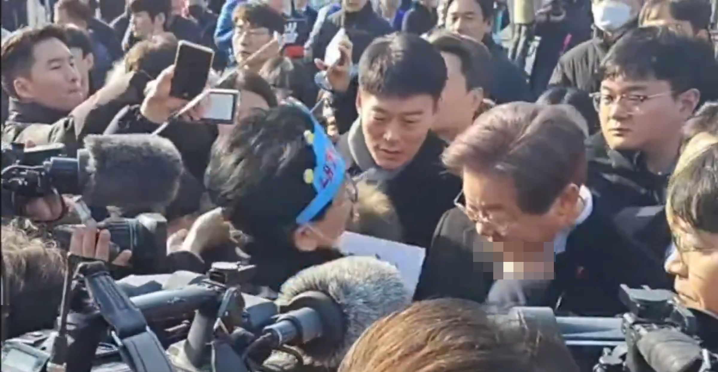面具男突拿刀刺向李在明。（翻攝社群平台X）