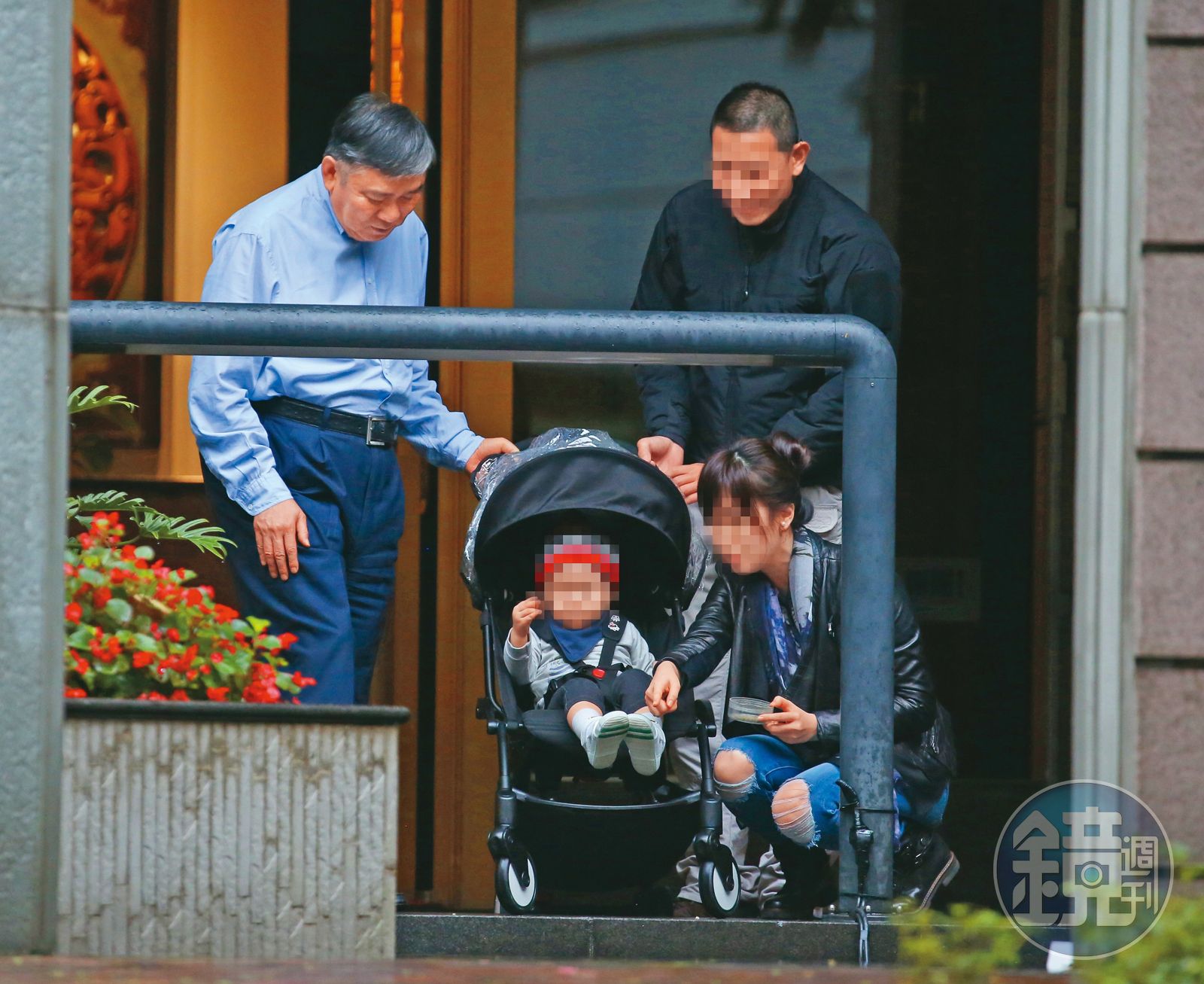 王思涵（右一）和父親住同社區，本刊直擊王文洋（左一）含飴弄孫的天倫之樂
