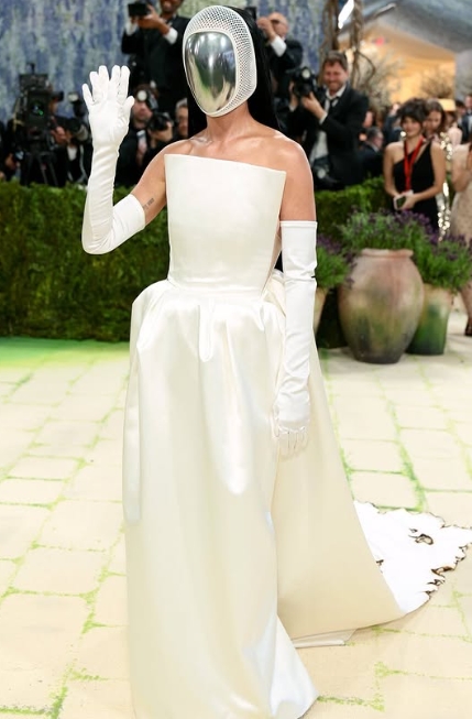 凱蒂佩芮的禮服有面罩，根本看不出來是誰。（取自Met Gala　IG）