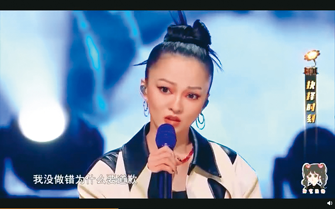 張韶涵在節目《天賜的聲音》中，吐露當年遭父母惡意指控時的委屈，揭露唱片公司曾全員包圍逼迫她出面道歉。（翻攝自微博）