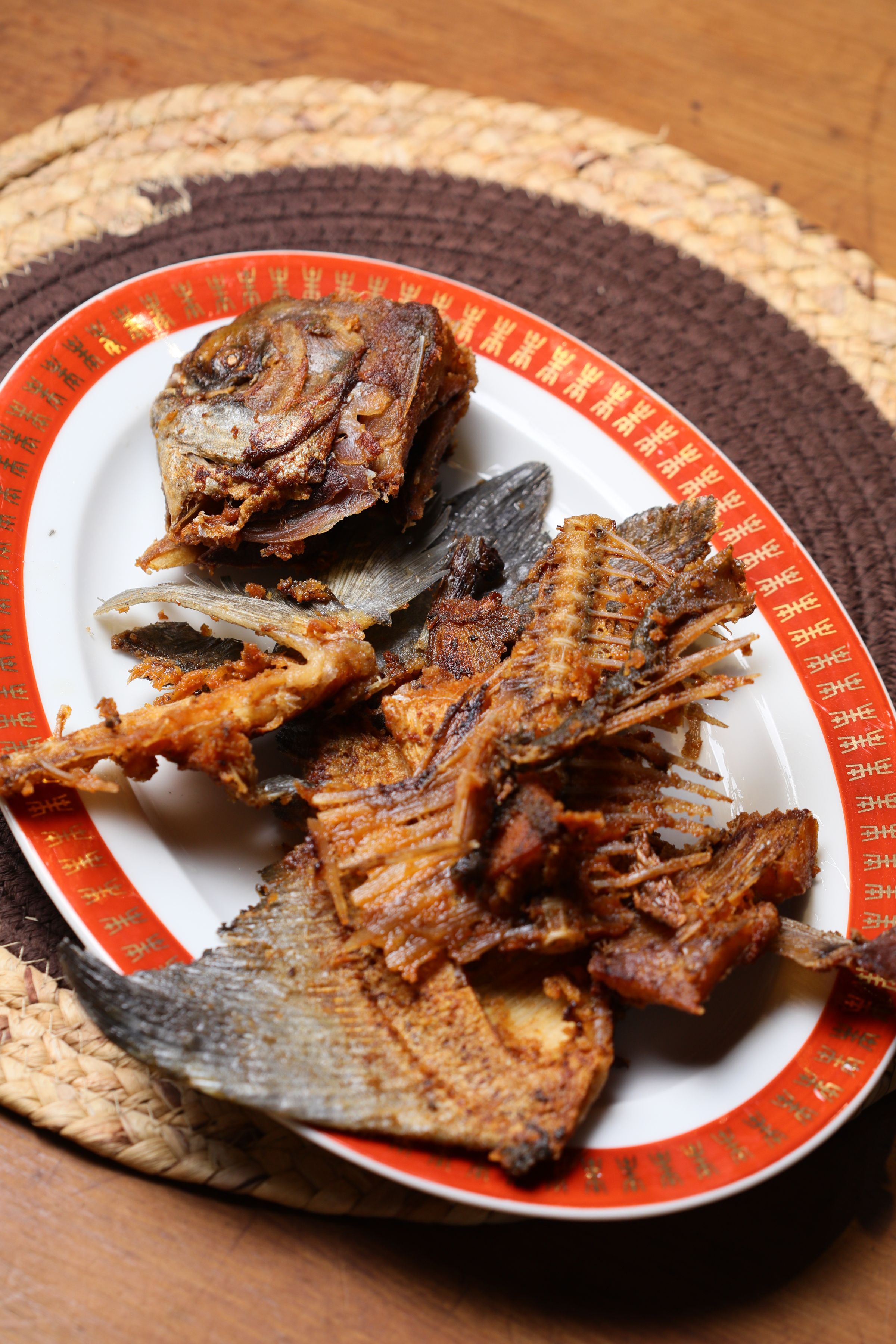 拆解魚肉之後,魚骨酥炸再度出場,成為最受歡迎的下酒菜。