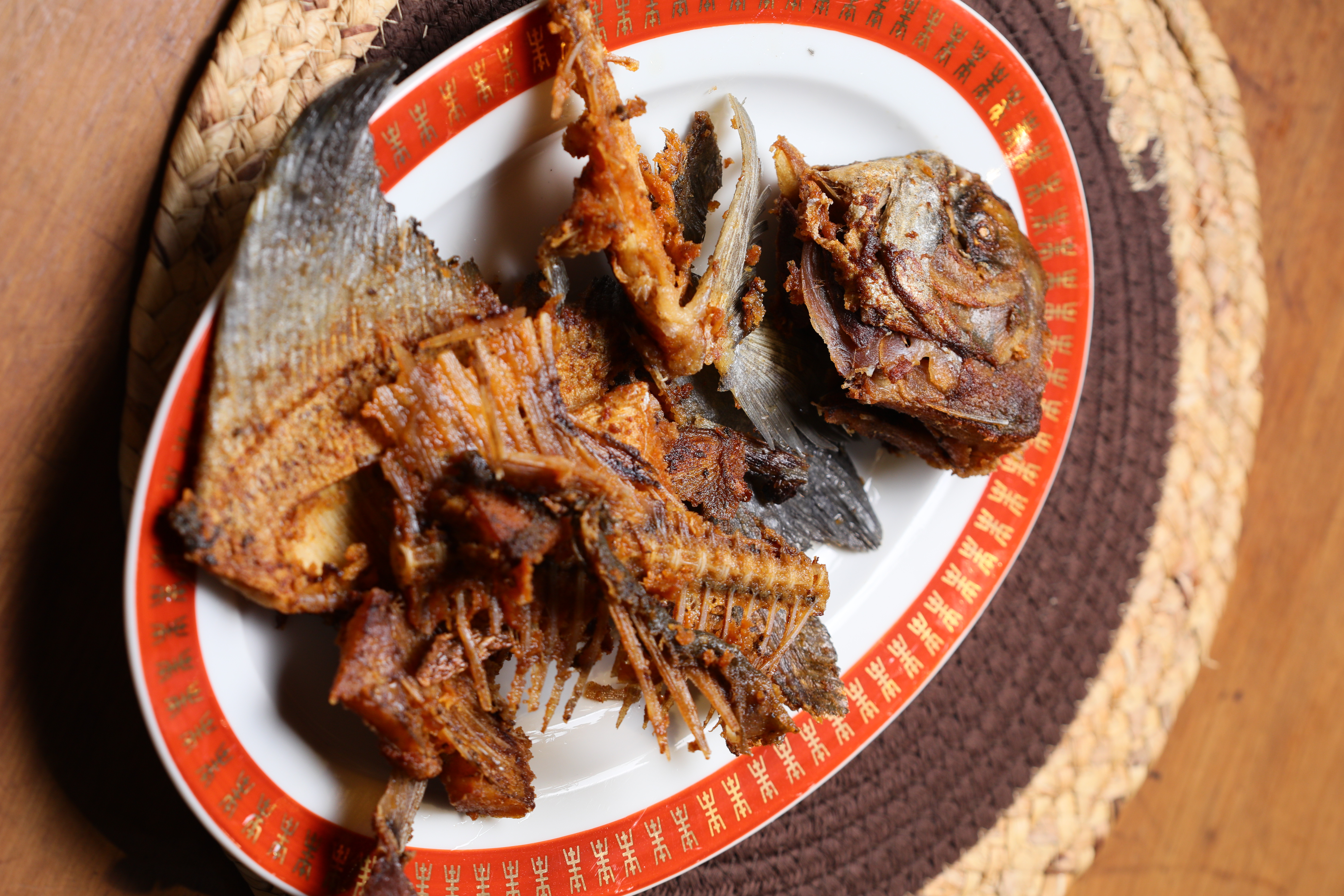 拆解魚肉之後，魚骨酥炸再度出場，成為最受歡迎的下酒菜。