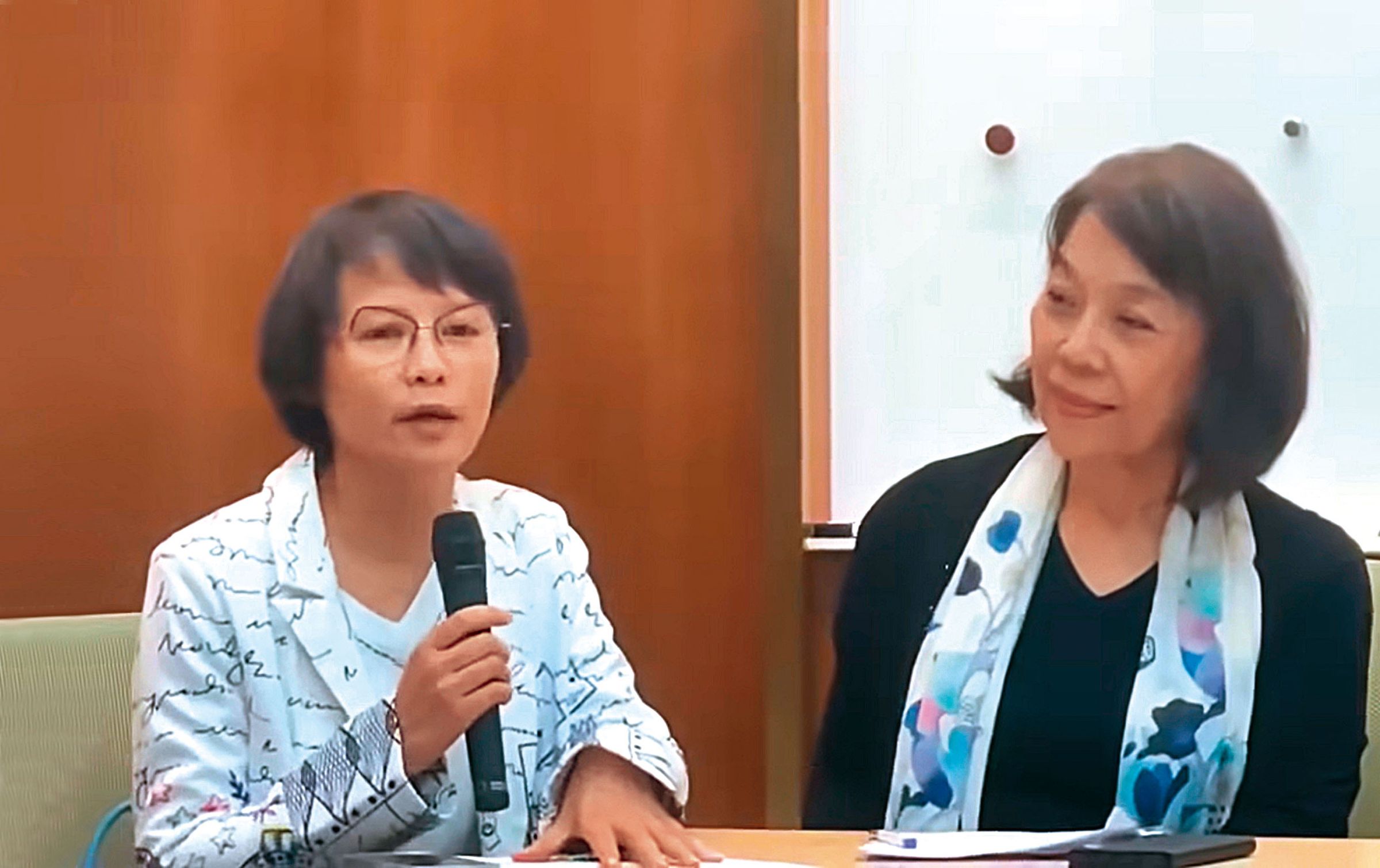 當國文課不再文以載道,不再教導民族大義,不再教導以中國文化為榮時,區桂芝(左)這樣的國文老師便覺得熟悉的世界要毀滅了。(翻攝網路)