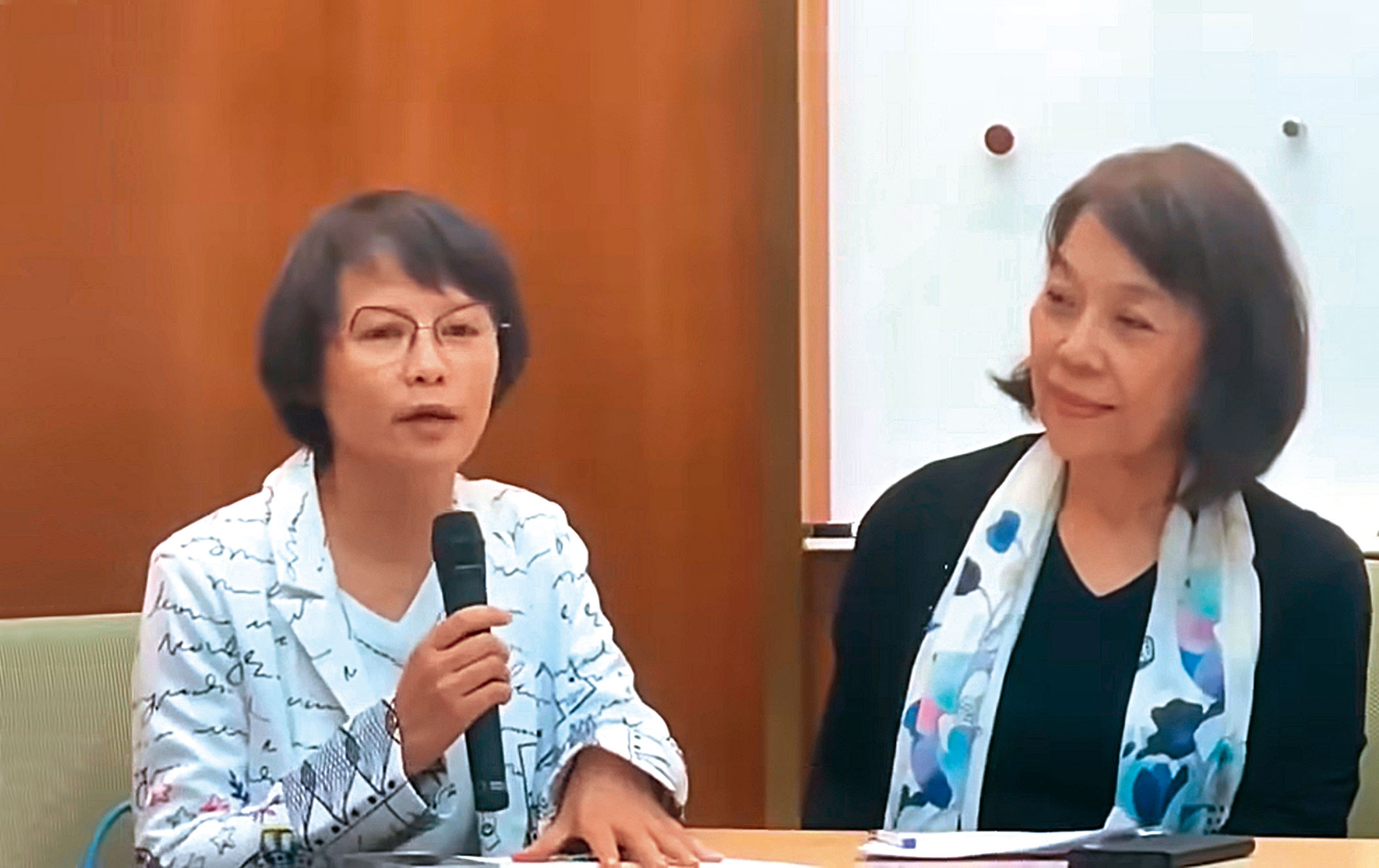 當國文課不再文以載道，不再教導民族大義，不再教導以中國文化為榮時，區桂芝（左）這樣的國文老師便覺得熟悉的世界要毀滅了。（翻攝網路）