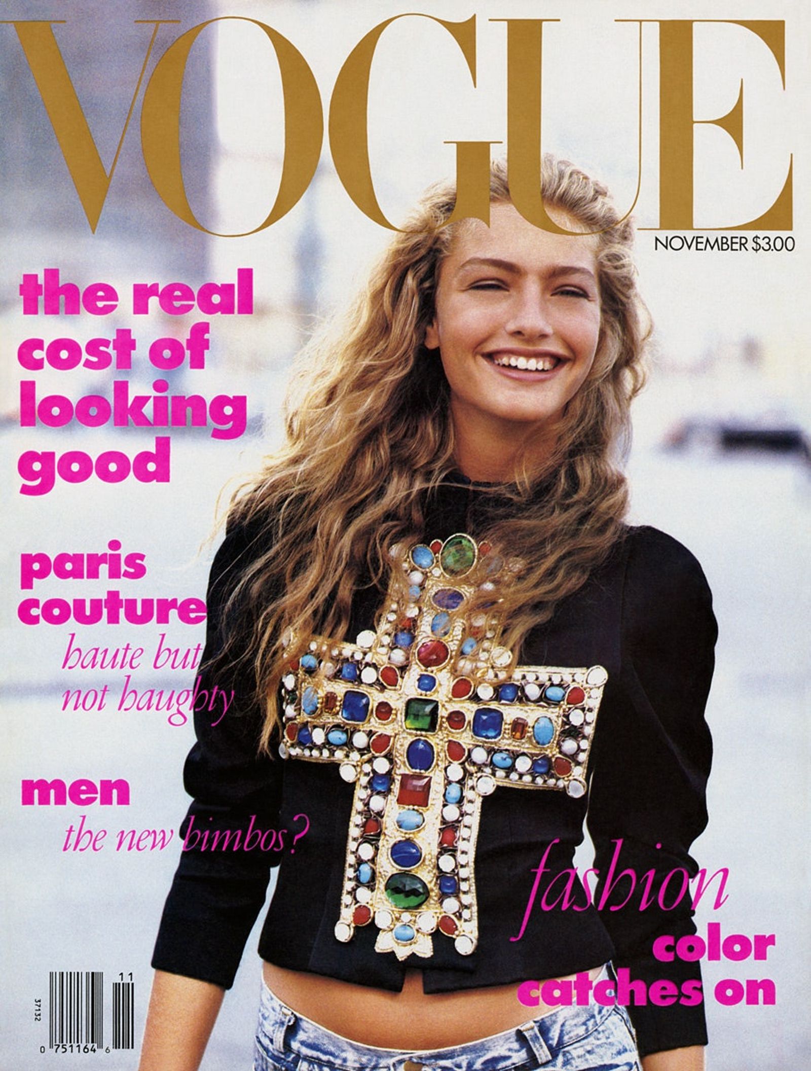 安娜溫圖出席2025年Met Gala《VOGUE》1988年11月號封面,以色列模特兒米凱拉貝爾庫穿石洗牛仔褲登場,開啟安娜溫圖顛覆傳統的總編時代。(圖/翻攝X@saintdemie)