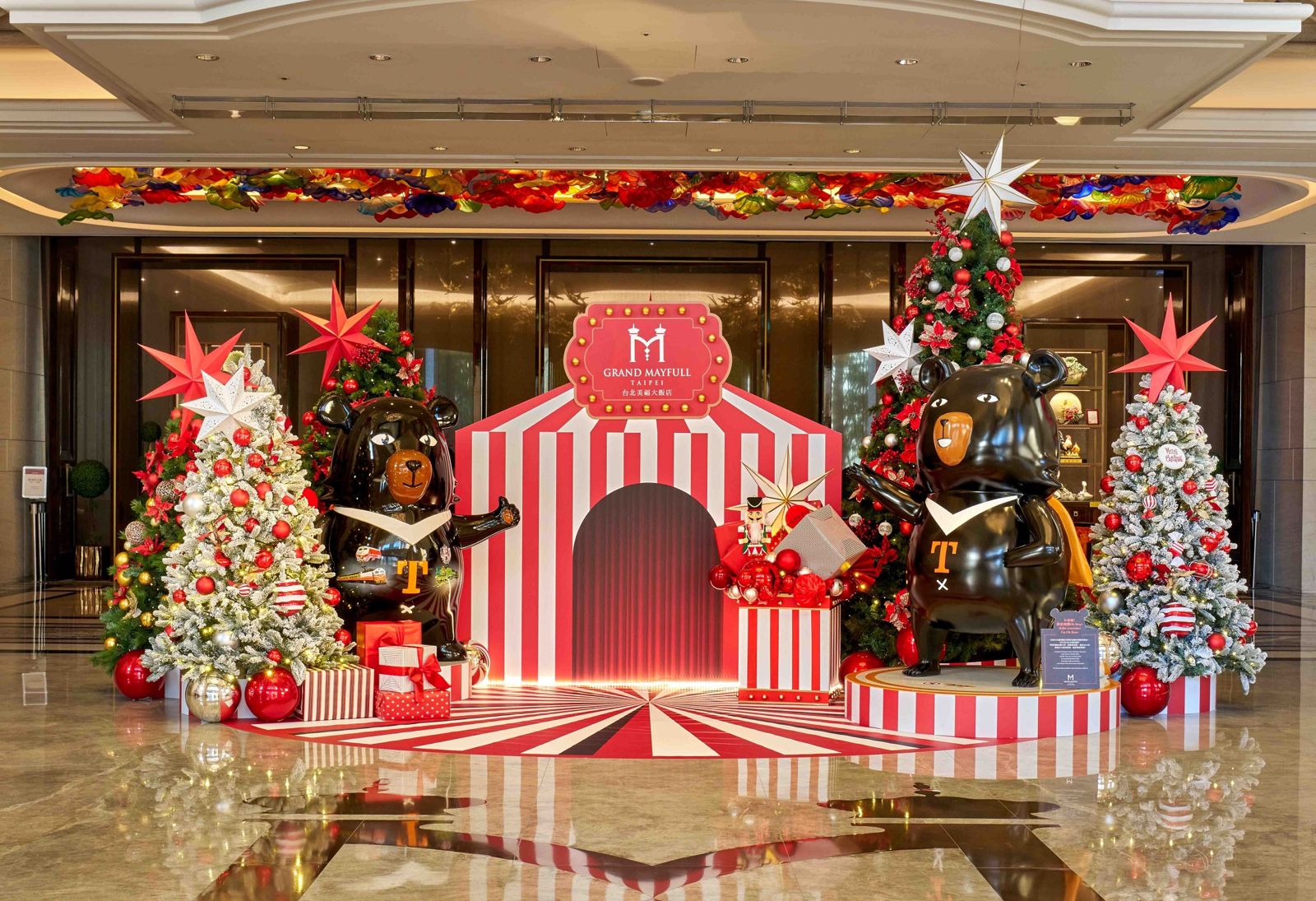 交通部觀光署「喔熊」在台北美福大飯店與民眾一同歡慶耶誕節。（圖／台北美福大飯店提供）