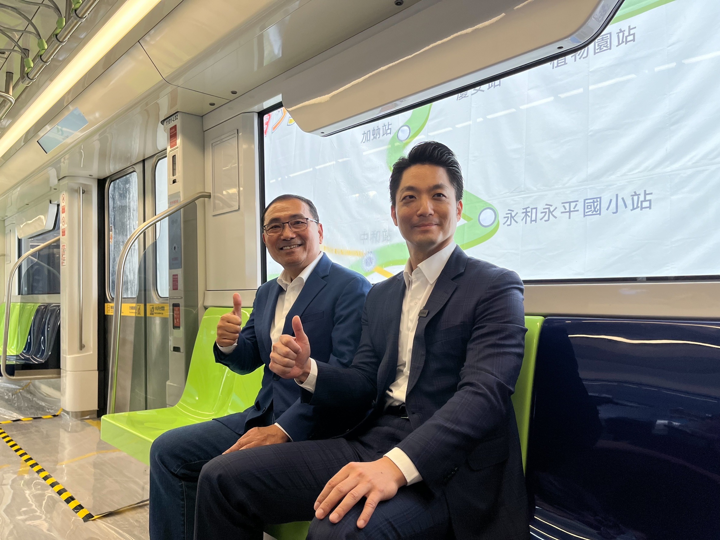 侯友宜與蔣萬安參觀首列車。（新北市捷運工程局提供）