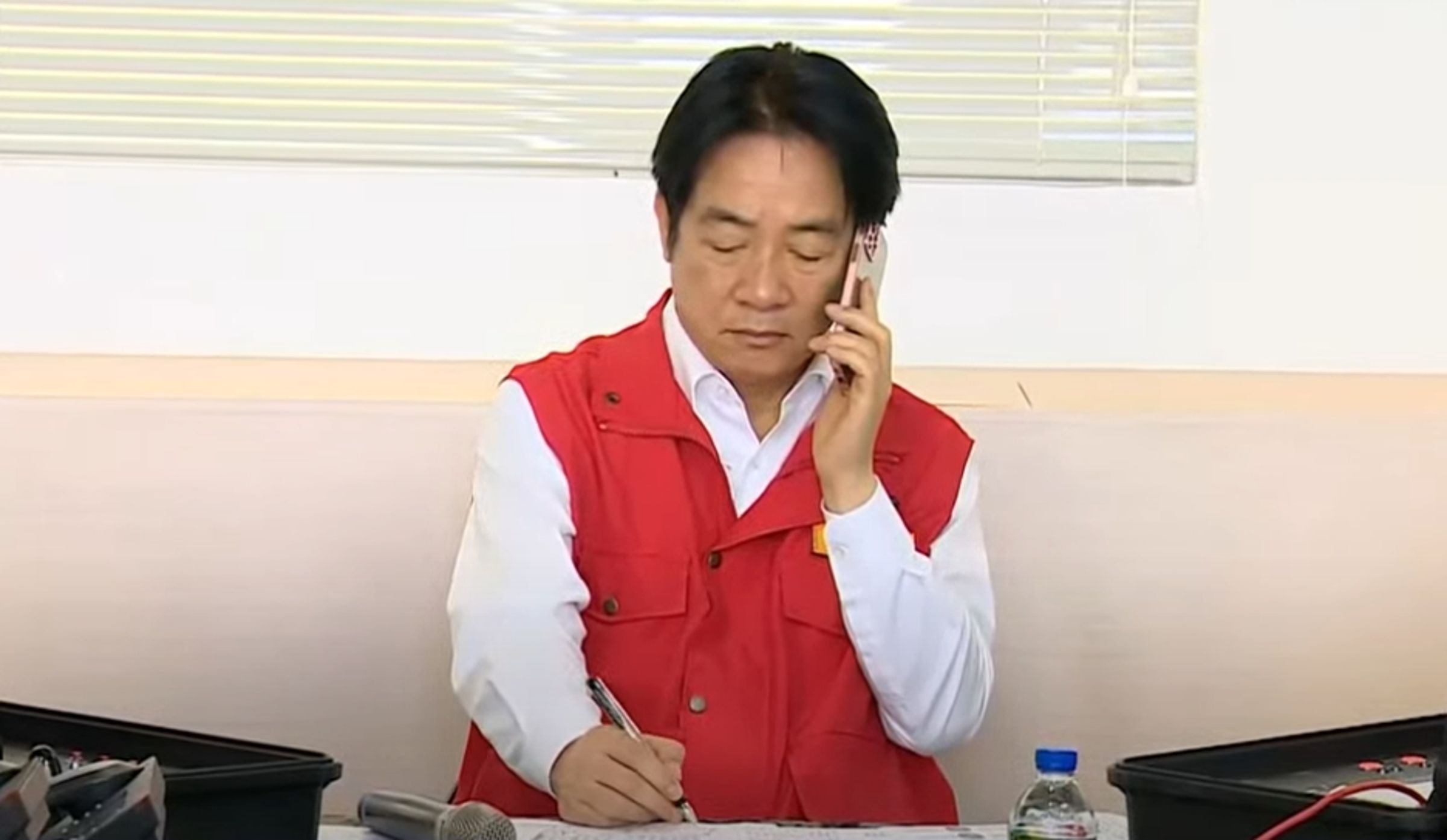 賴清德在花蓮前進指揮所致電徐榛蔚,頻喊「妳加油喔!」強調中央會全力支持花蓮。(翻攝自鏡新聞)