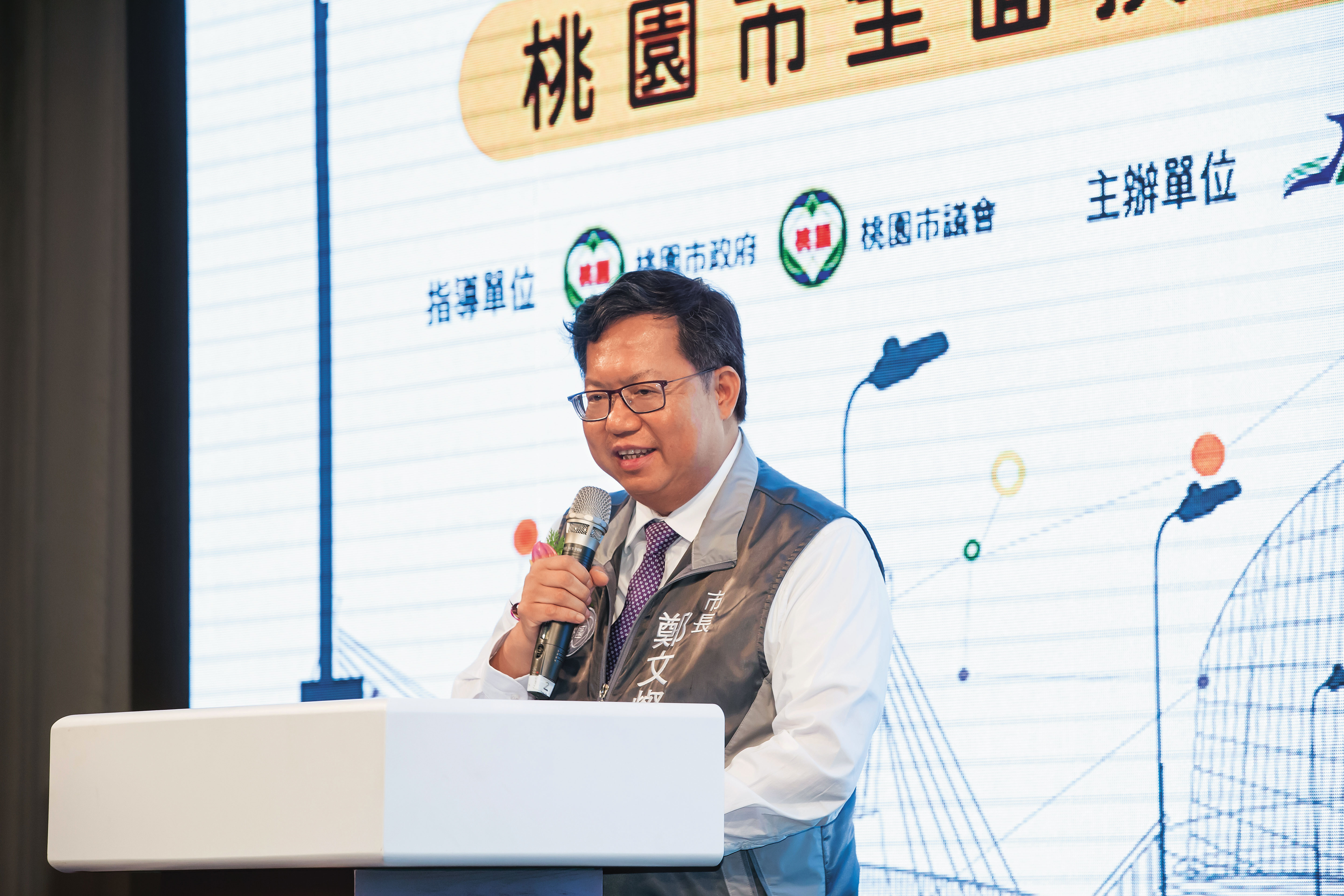 鄭文燦開庭時極力喊冤，詳述土地開發流程，強調沒有索賄或對價關係。