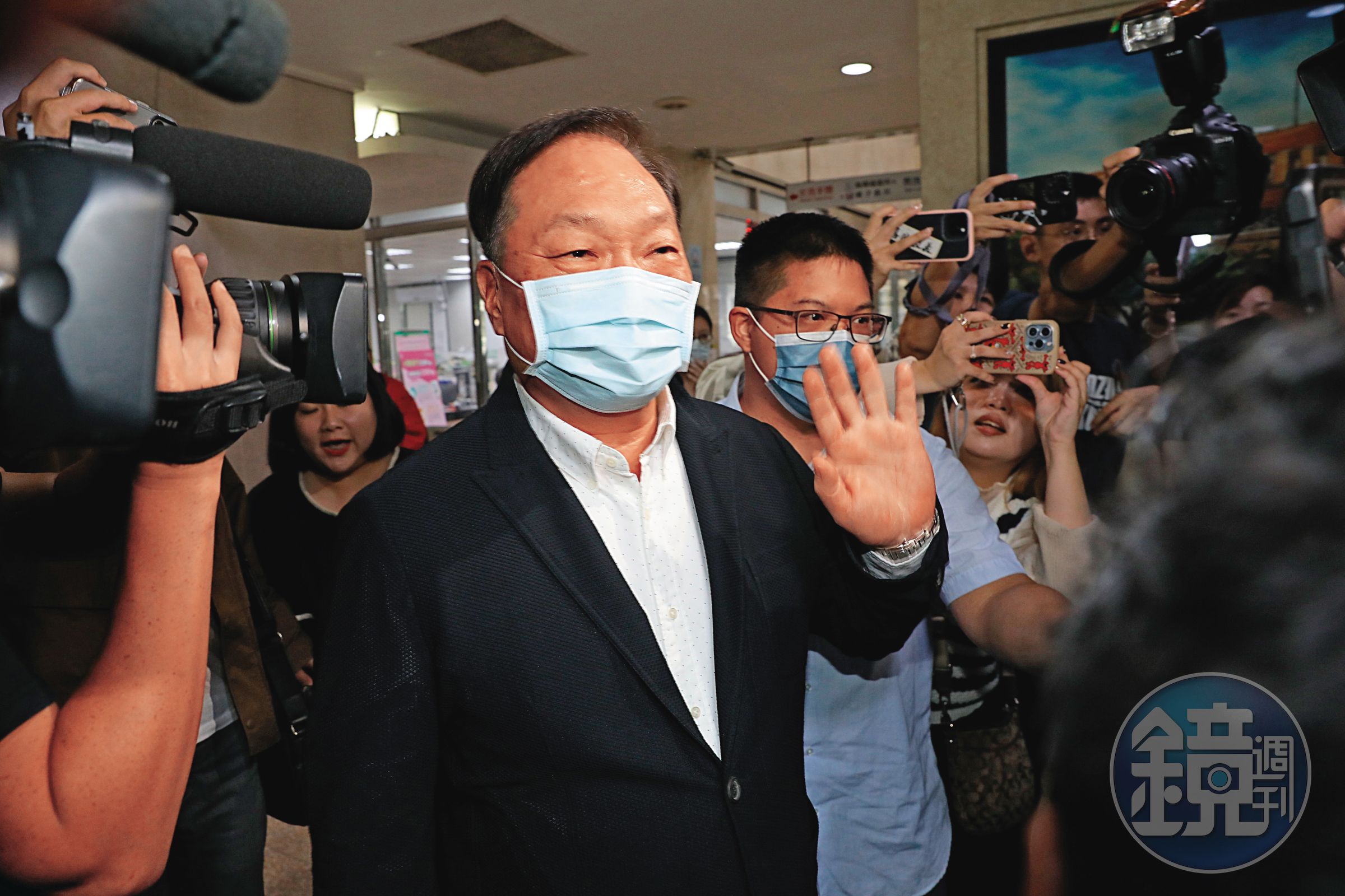 媒體大亨王令麟在柯文哲的行動硬碟檔案內被記錄「500」,經手人是邱佩琳。