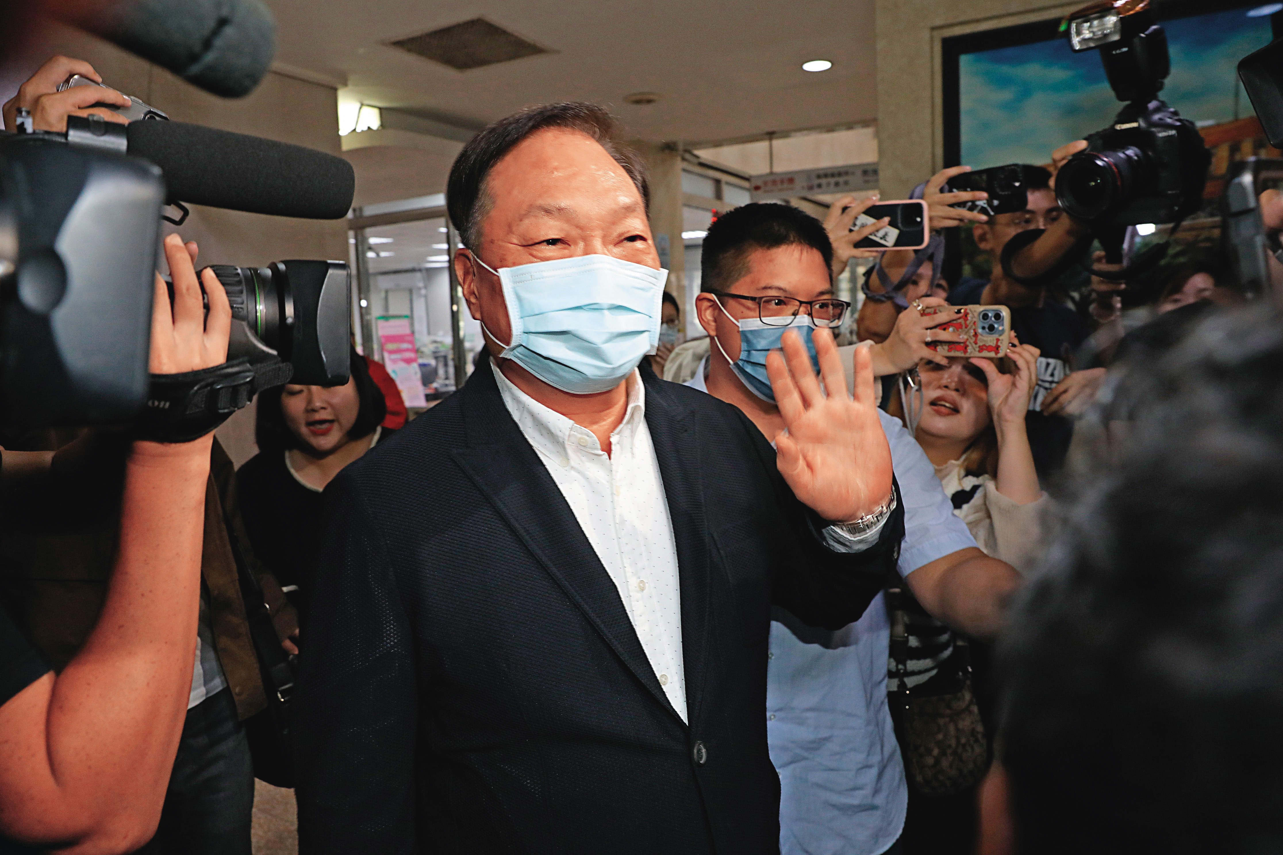 媒體大亨王令麟在柯文哲的行動硬碟檔案內被記錄「500」，經手人是邱佩琳。