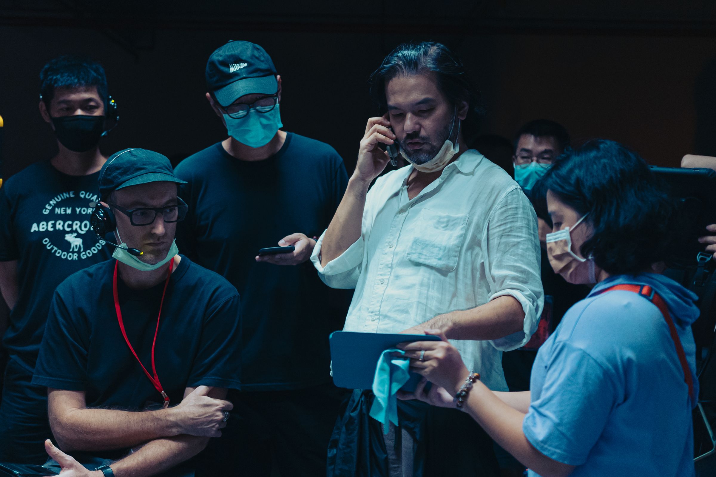 導演賴俊羽(右二)、管偉傑(右三)和攝影指導包軒鳴(左一)等在拍攝現場常進行討論。(Netflix提供)