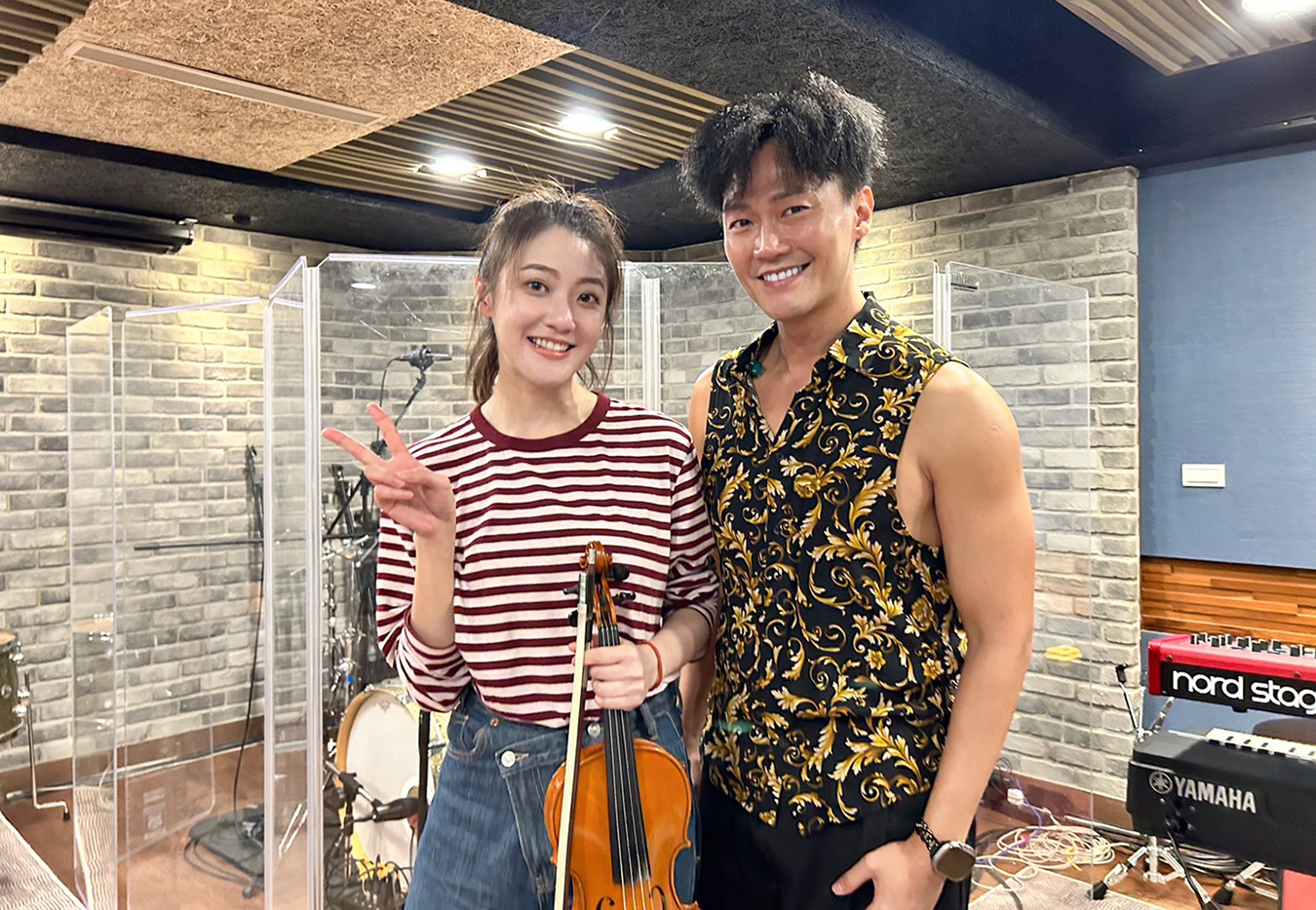 林逸欣（Shara）邀來林俊逸擔任演唱會嘉賓，兩人經常被誤認為親兄妹。（鑫羽工作室提供）