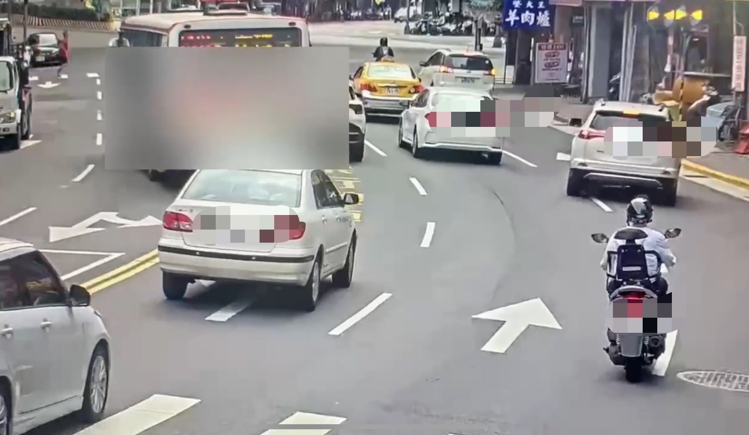 公車為了搶快跨越雙黃線駛進對向車道,逆向行駛。(翻攝畫面)