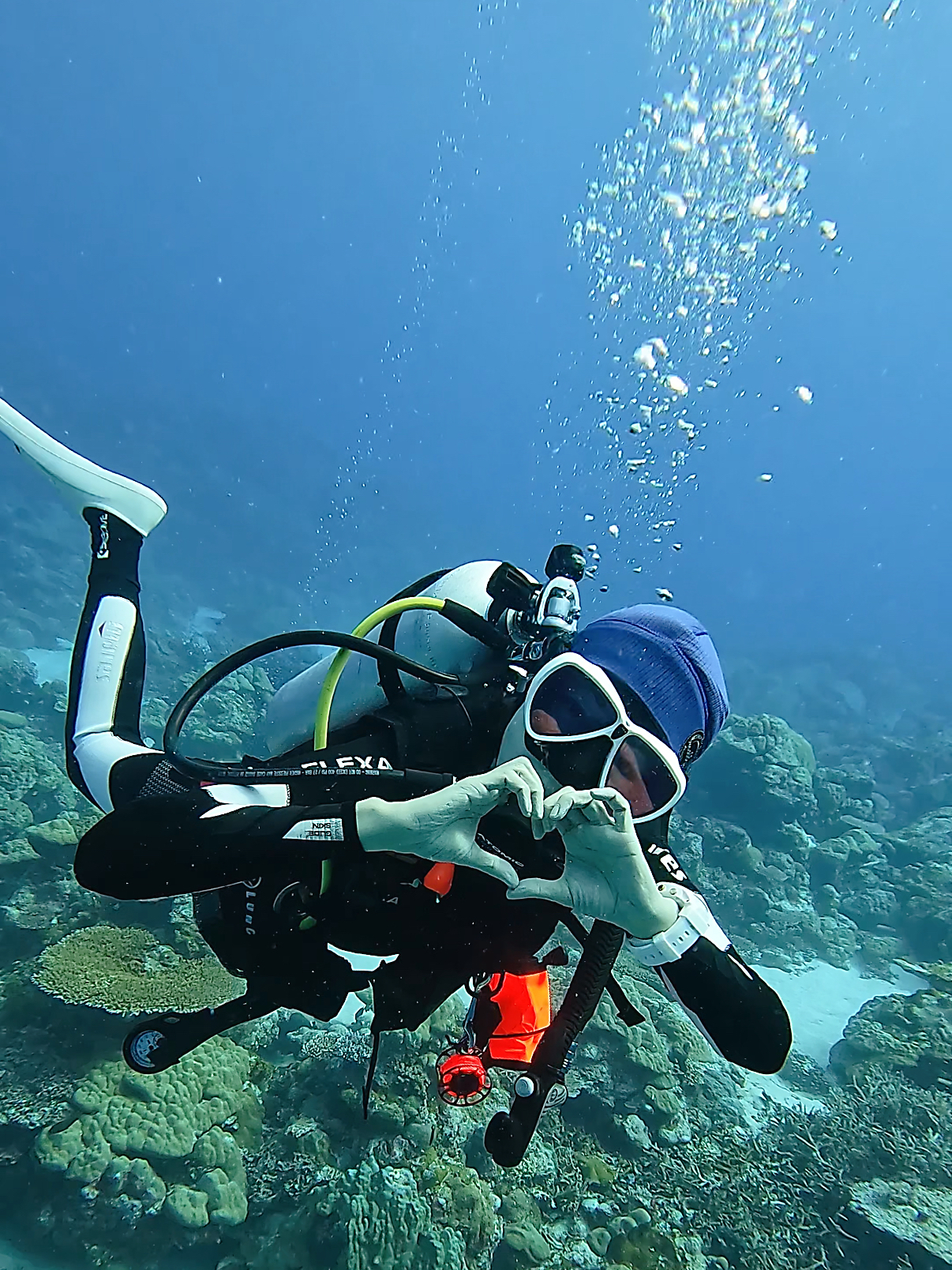 潘慧如潛水在「上帝的水族箱」悠遊。(球狀星團娛樂公司)