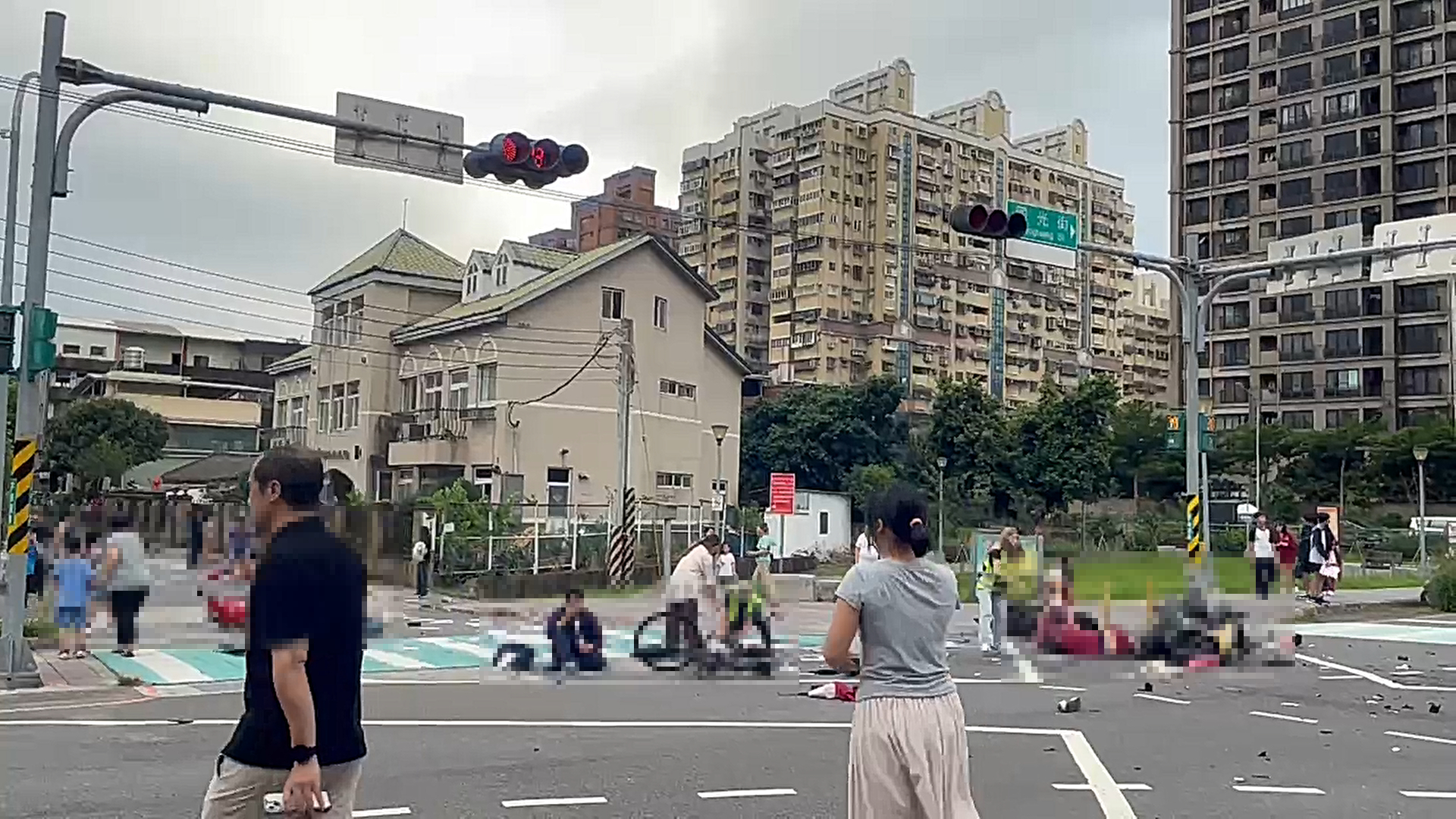 三峽嚴重車禍4命危15傷，現場一片狼藉。（翻攝記者爆料網）