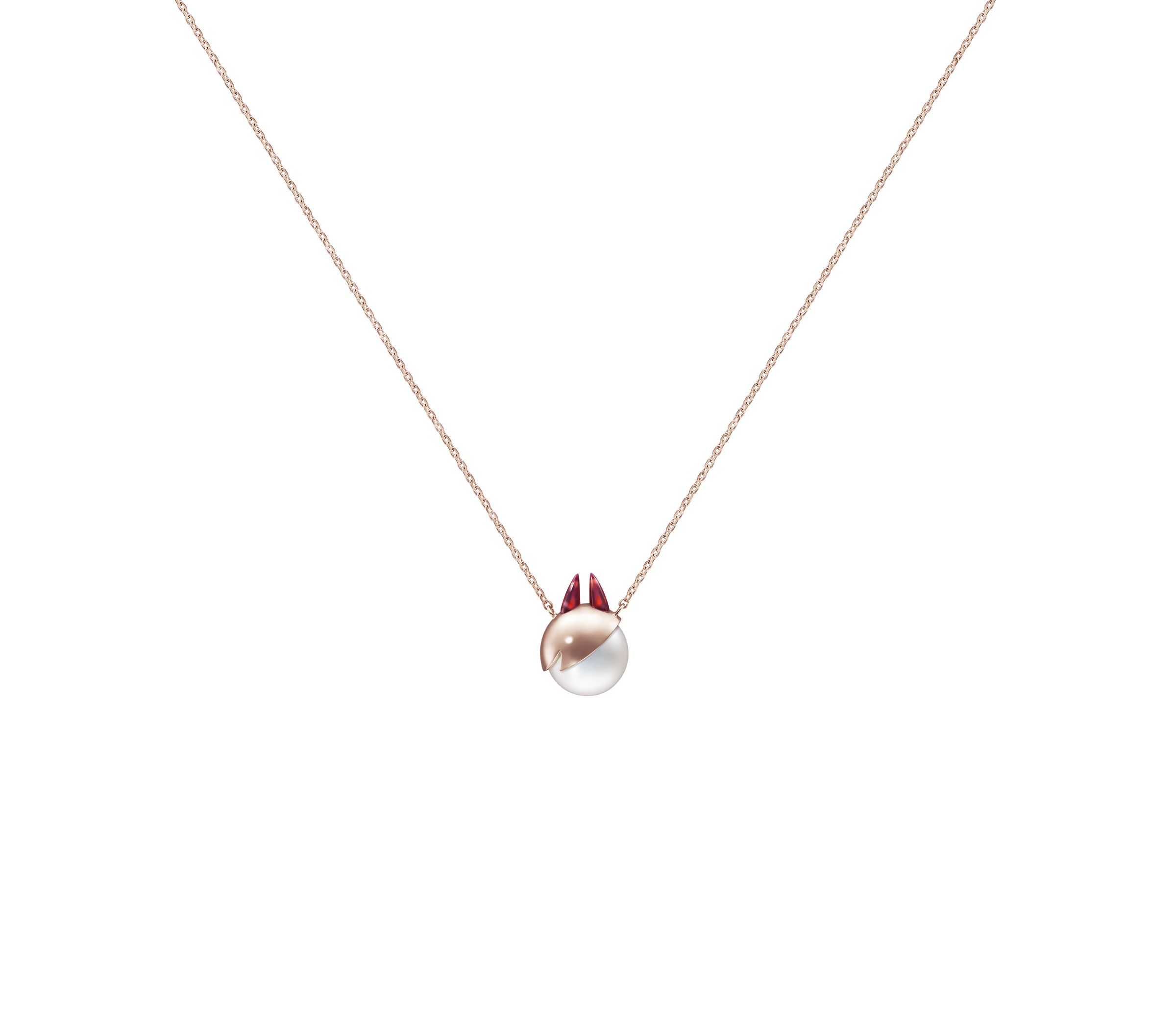 TASAKI X 藤本樹《鏈鋸人》帕瓦18K櫻花金&淡水珍珠墜鍊。NT$87,500(TASAKI提供)