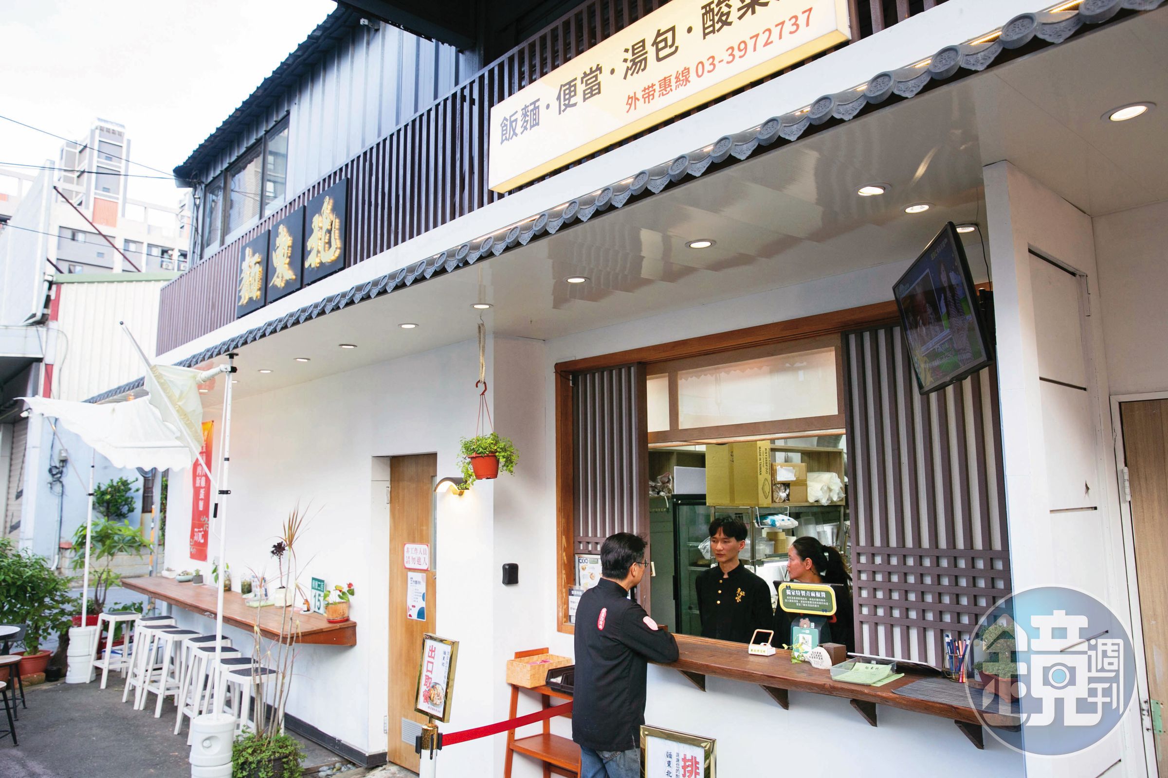 5坪大的新品牌「麵東北」，主打以東北之家的酸菜及韭菜花醬為炸蛋飯配菜，每日有3萬元好業績。