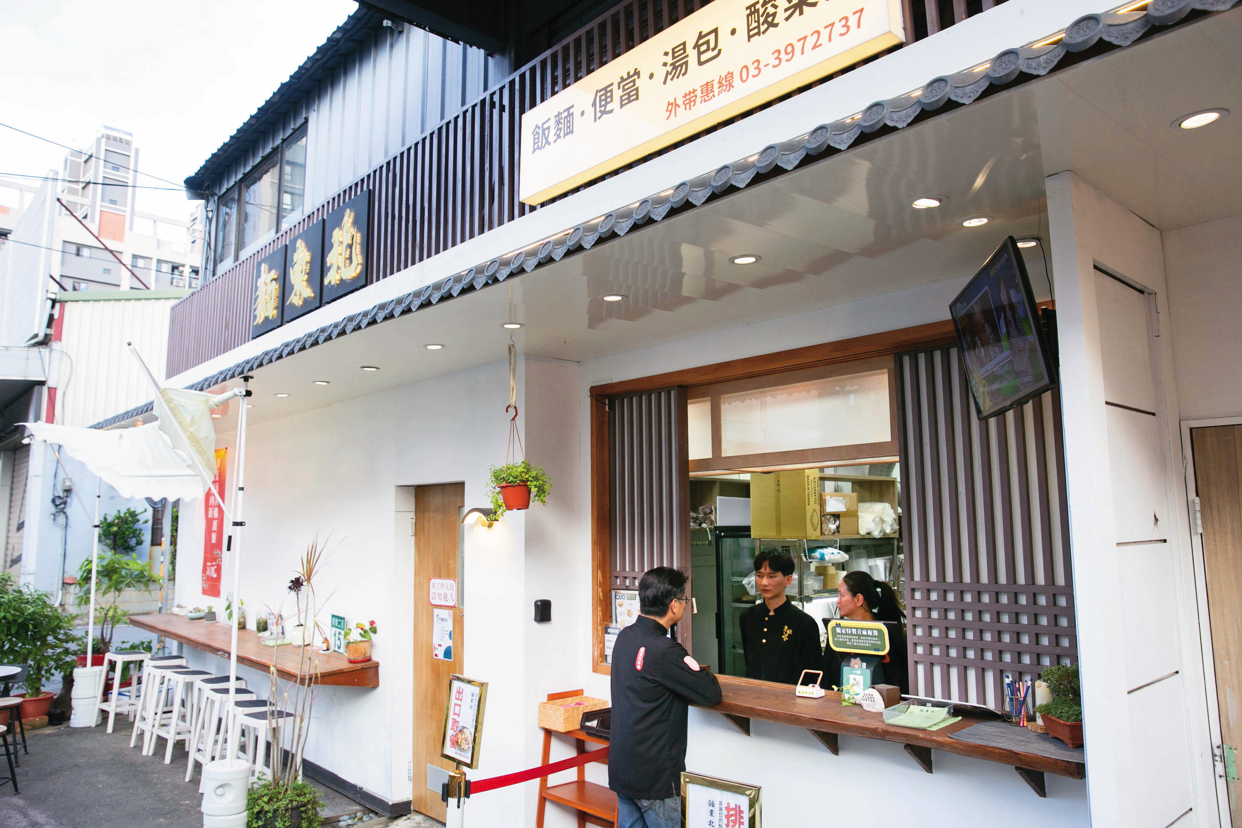 5坪大的新品牌「麵東北」,主打以東北之家的酸菜及韭菜花醬為炸蛋飯配菜,每日有3萬元好業績。