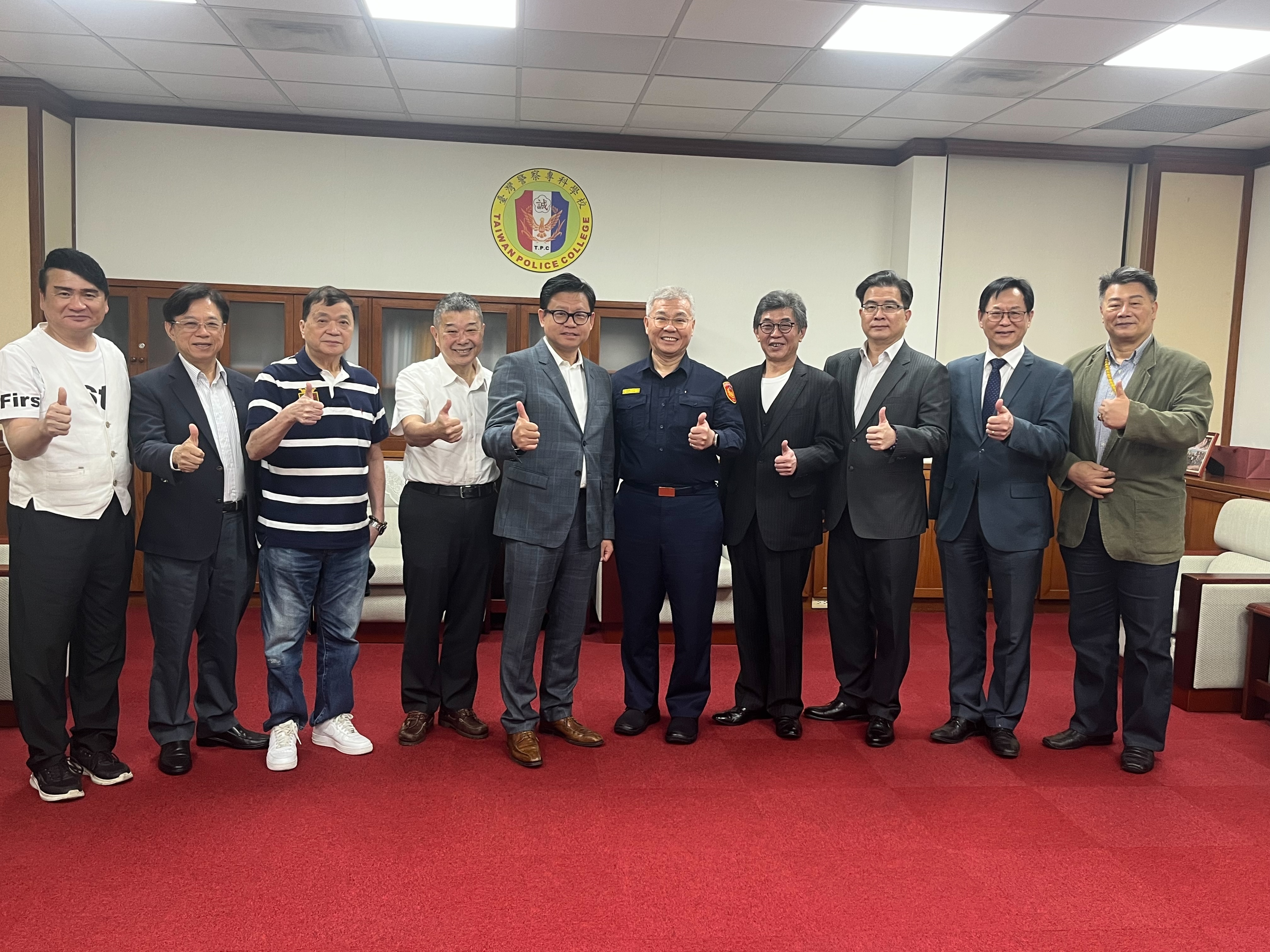 台灣民間反詐騙協會拜會台灣警察專科學校校長方仰寧，希望透過交流了解防詐教育的需求。（台灣民間反詐騙協會提供）