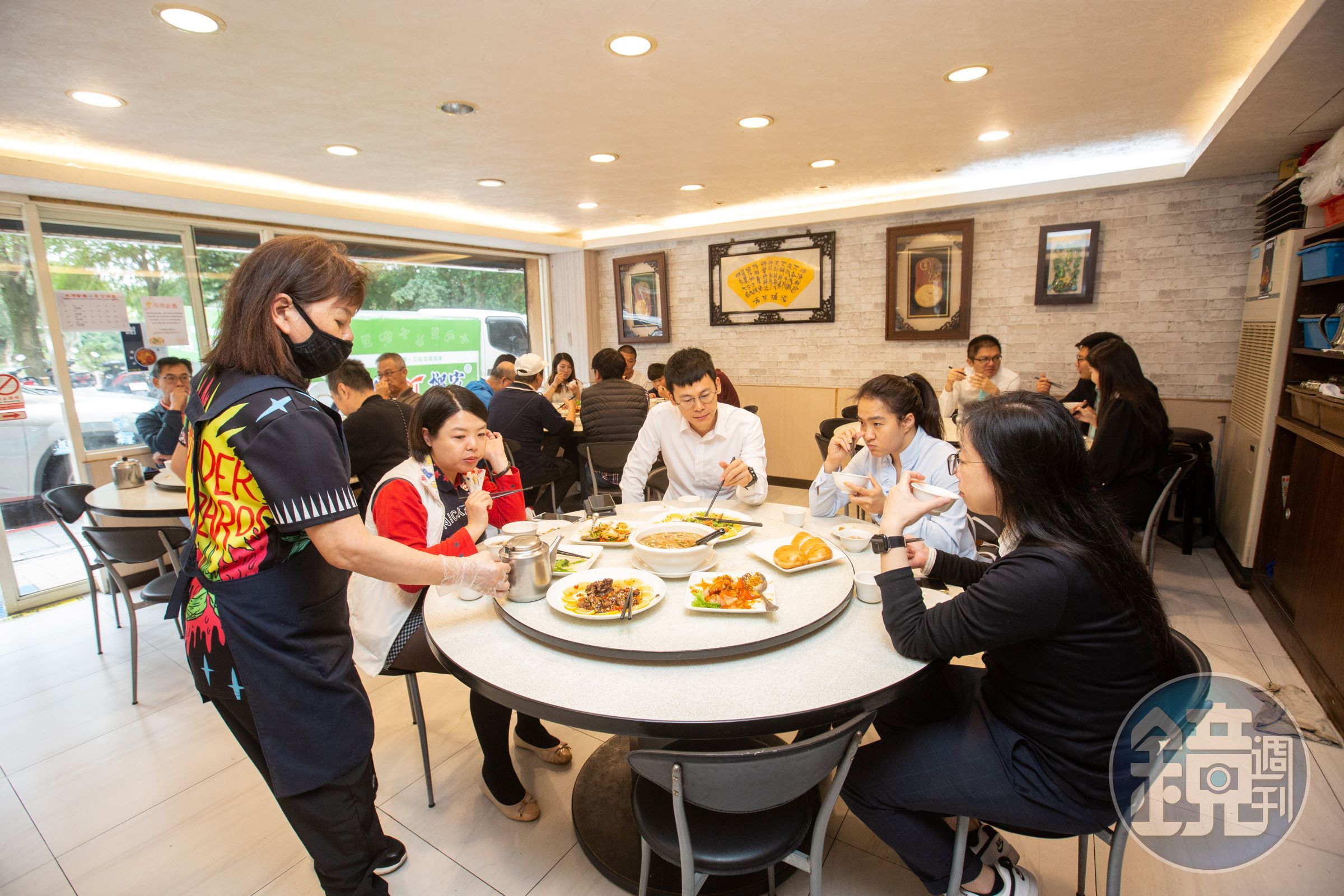 每到用餐時刻,大湖餐館總是高朋滿座,不僅老客人捧場,現在更多了一些公司行號、部門聚餐的人客。