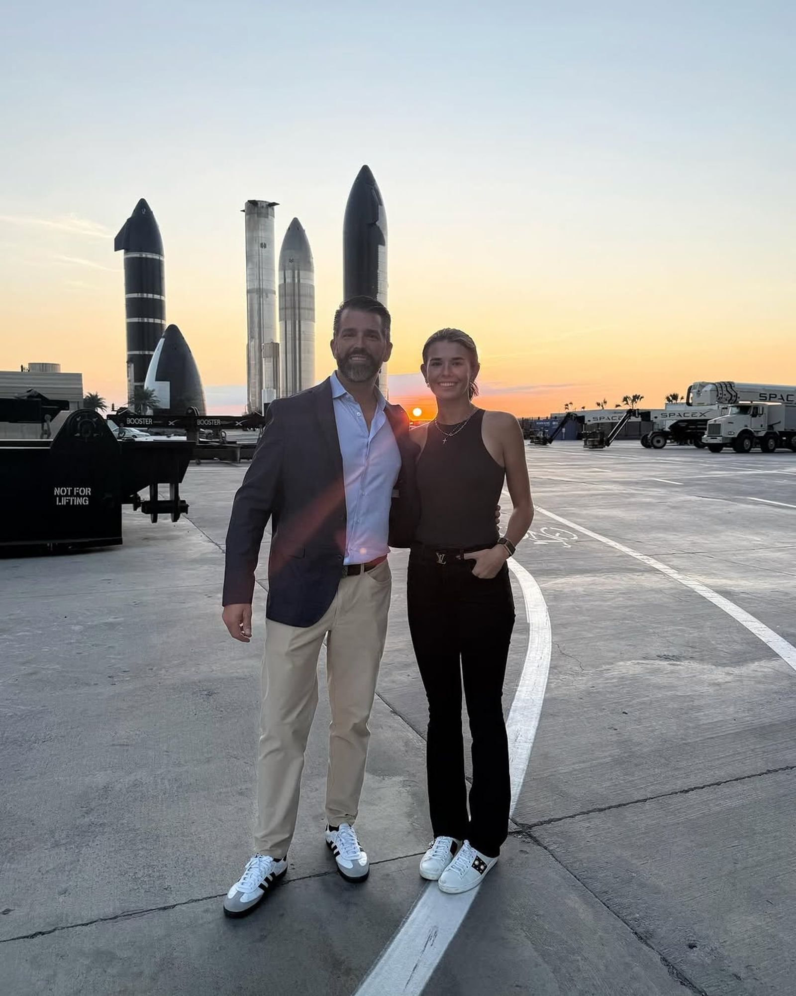 凱伊(右)與爸爸小唐納與星艦拍照留念。(翻攝kaitrumpgolfer IG)