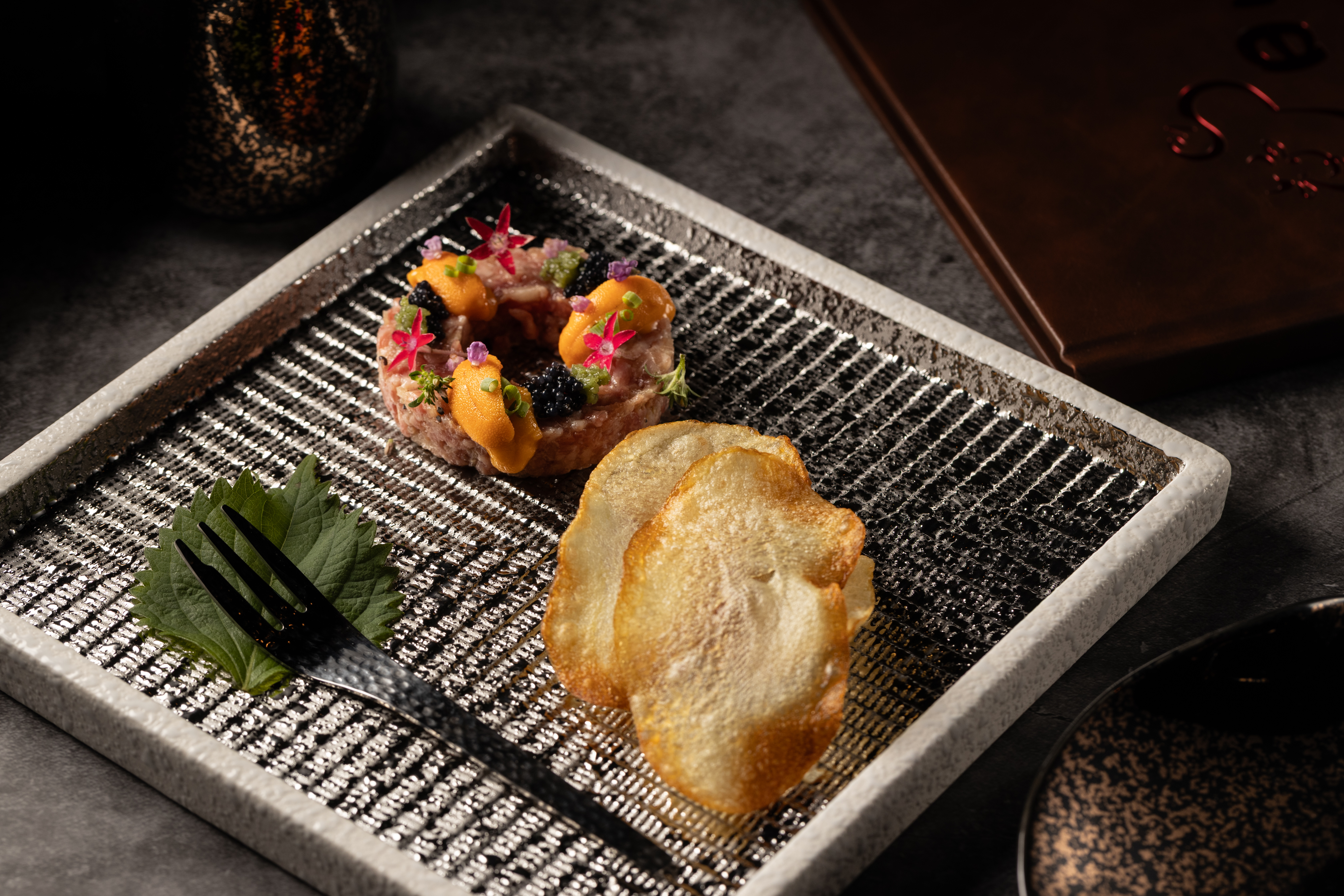 源自香港分店的「炙燒和牛塔、真山葵」,保留海膽、魚子醬之外,又多了信州味噌的味覺層次。(4,880元極上日山套餐菜色)