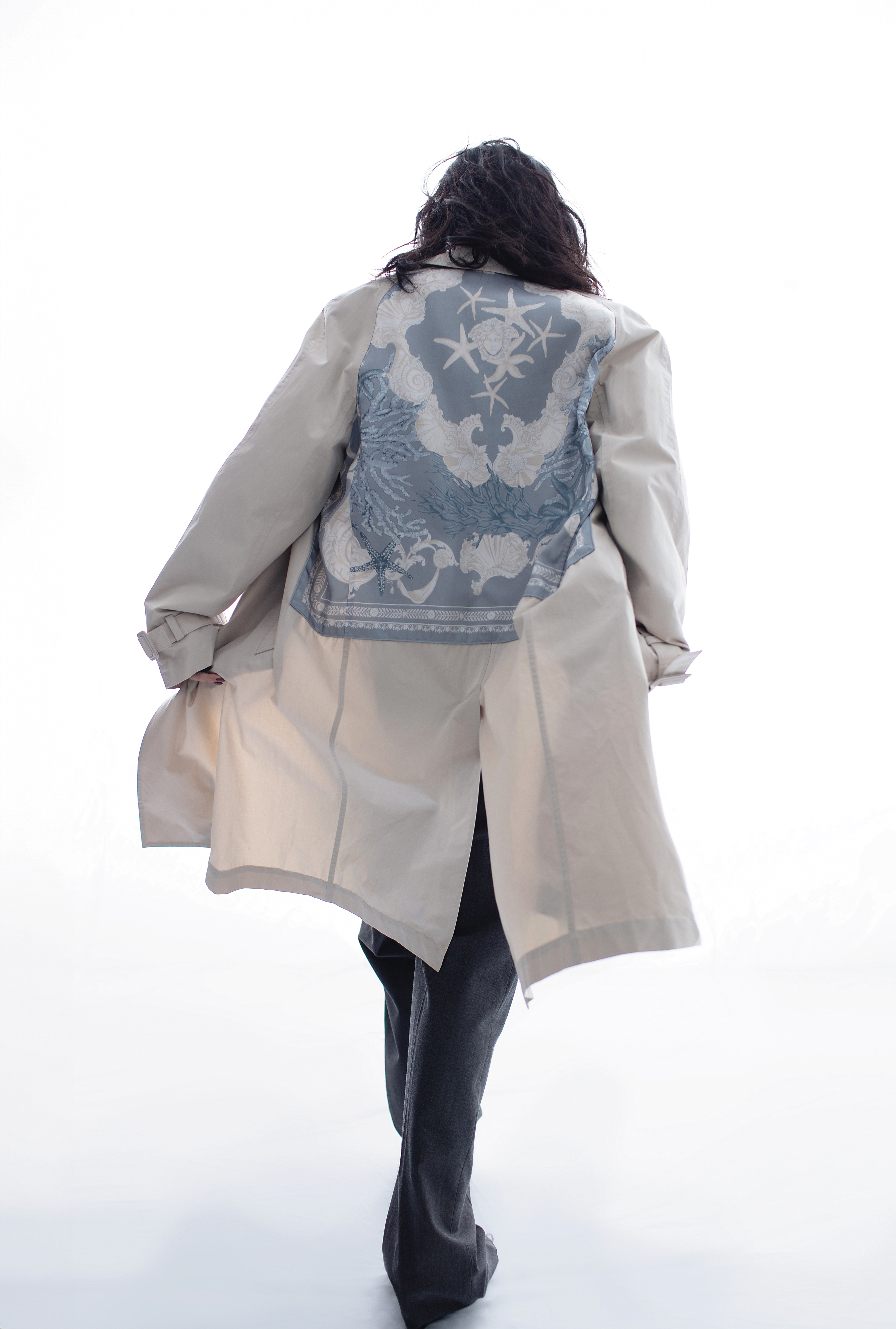Barocco Sea印花拼接風衣，NT$97,500，Versace；鐵灰色長褲，價格店洽，BOTTEGA VENETA；銀色短靴，價格店洽，Maje。