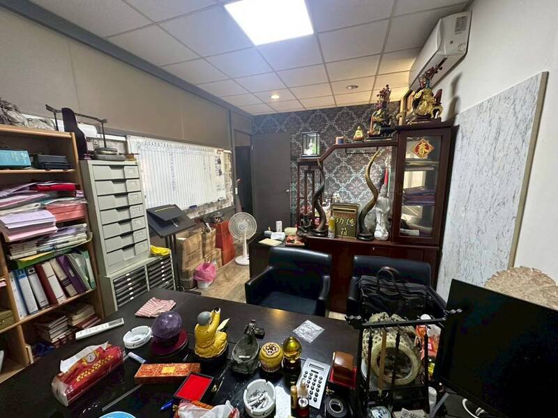 57歲男子吳祐陞對外自稱「陰陽師」,近期因涉嫌毒殺乾兒子詐領保險金等2起命案,過往恐嚇取財的黑歷史也遭起底。(翻攝畫面)