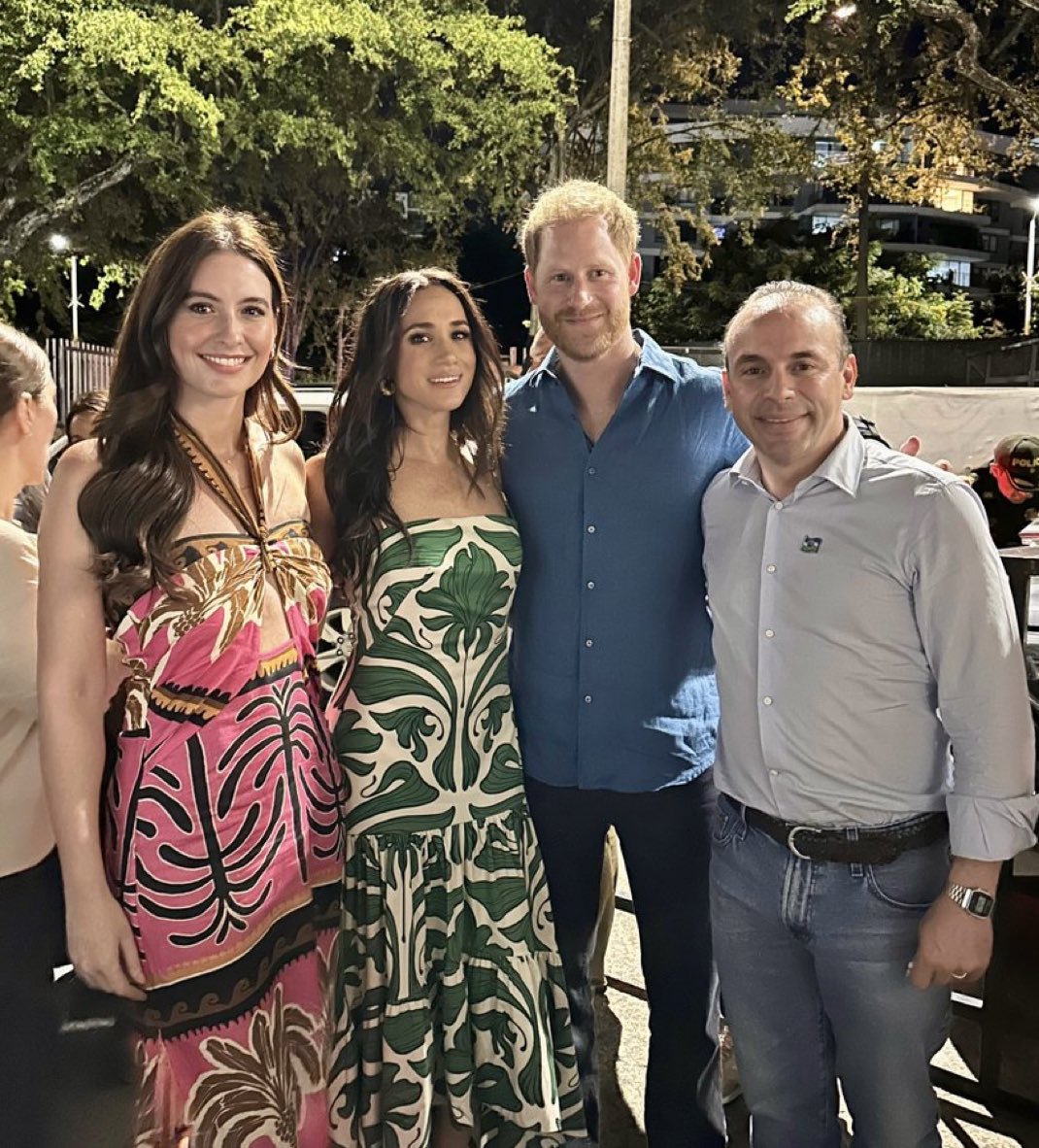梅根穿Andres Otalora洋裝，與卡利市市長Alejandro Eder（右）和市長夫人Taliana Vargas（左）合照。（翻攝talianav IG）