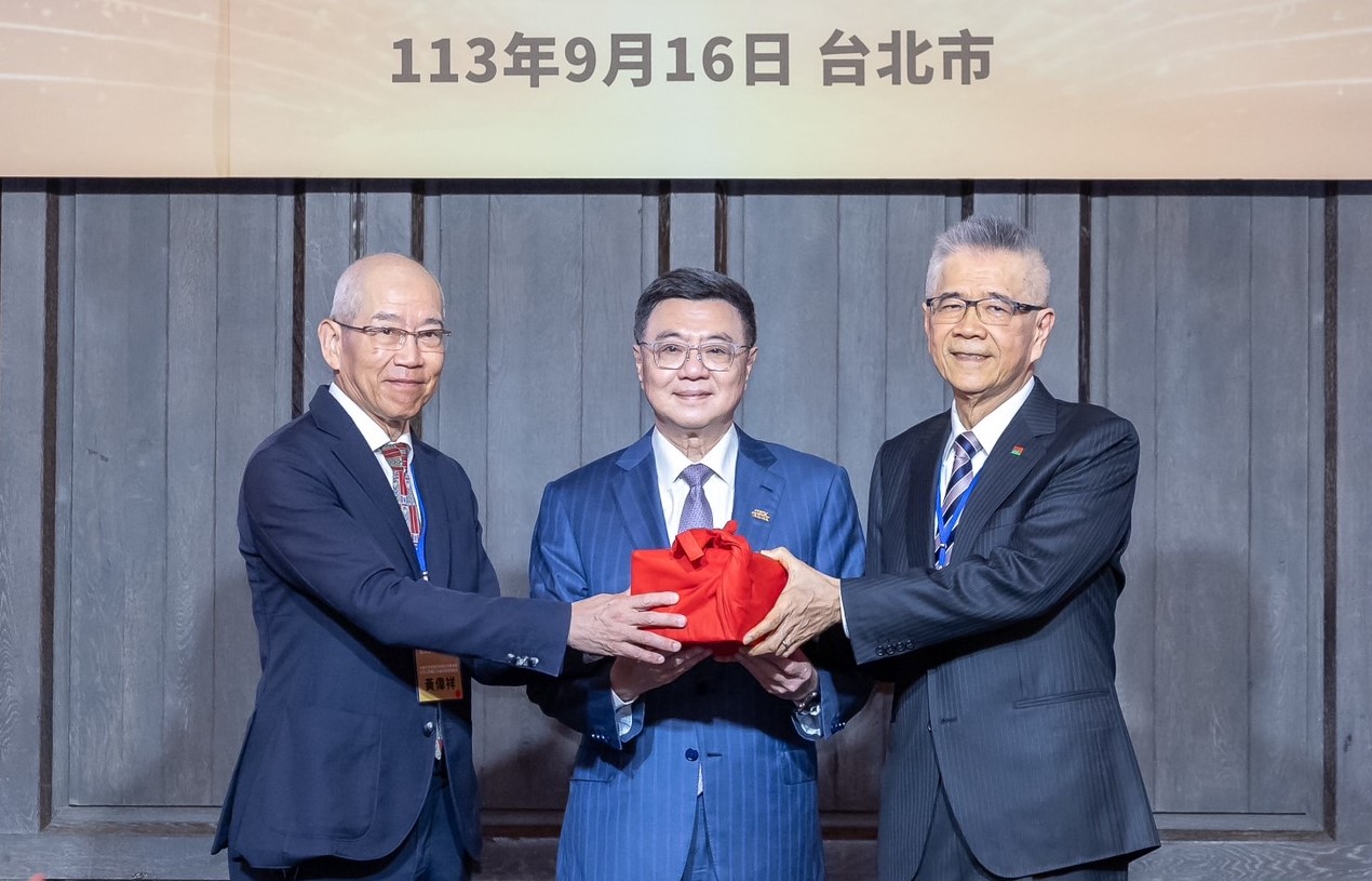 台灣上市櫃公司協會第4、5屆理事長交接典禮，由行政院長卓榮泰(中)擔任監交人，見證第4屆理事長黃偉祥(左)將協會印信，交接給第5屆理事長信義企業集團創辦人周俊吉（右）。（信義房屋提供）