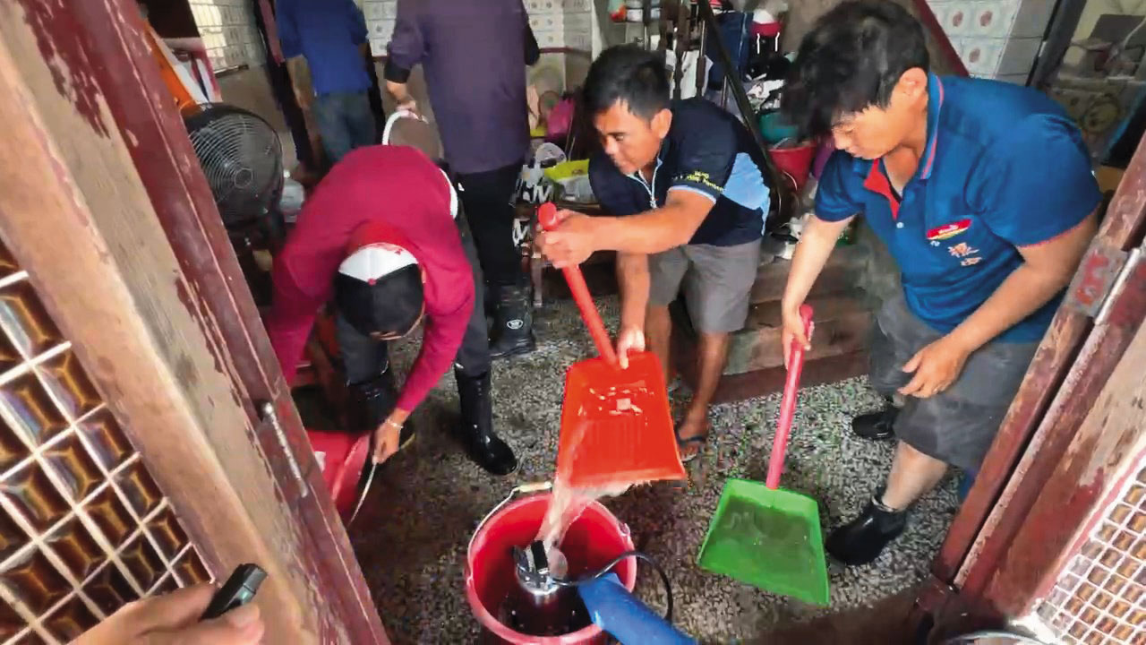 丹娜絲夾帶豪雨肆虐，高雄等地出現淹水災情。（民眾提供）