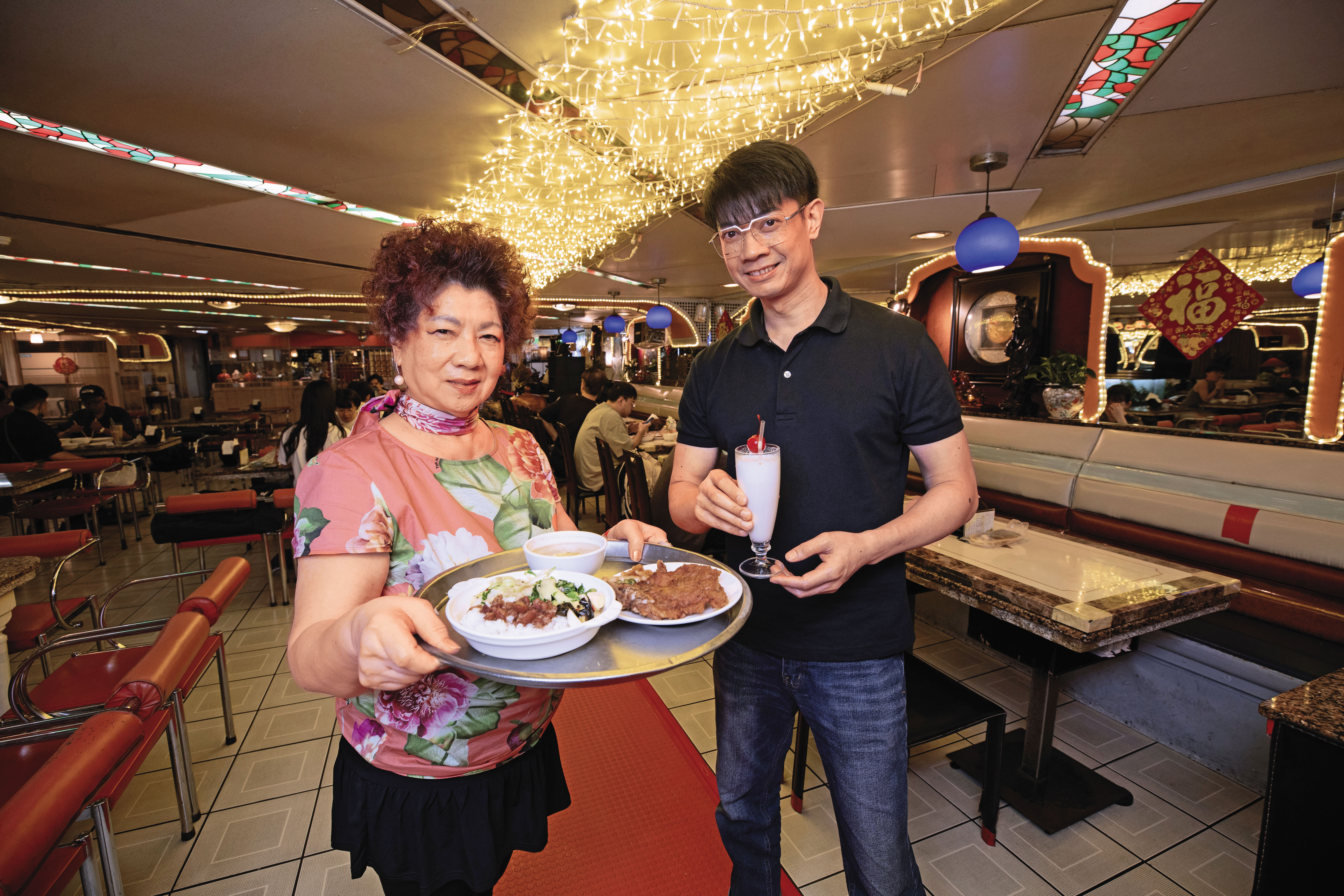 明滅的流星燈下,第一代老闆娘何淑麗(左)和第二代兒子廖志展(右)希望繼續守護「東一排骨」超過半世紀的好味道。