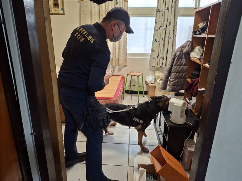 警方破獲新北市一個「喪屍煙彈」分裝場,現場查扣依托咪酯毒品及具殺傷力的鋼管槍、子彈。(翻攝畫面)