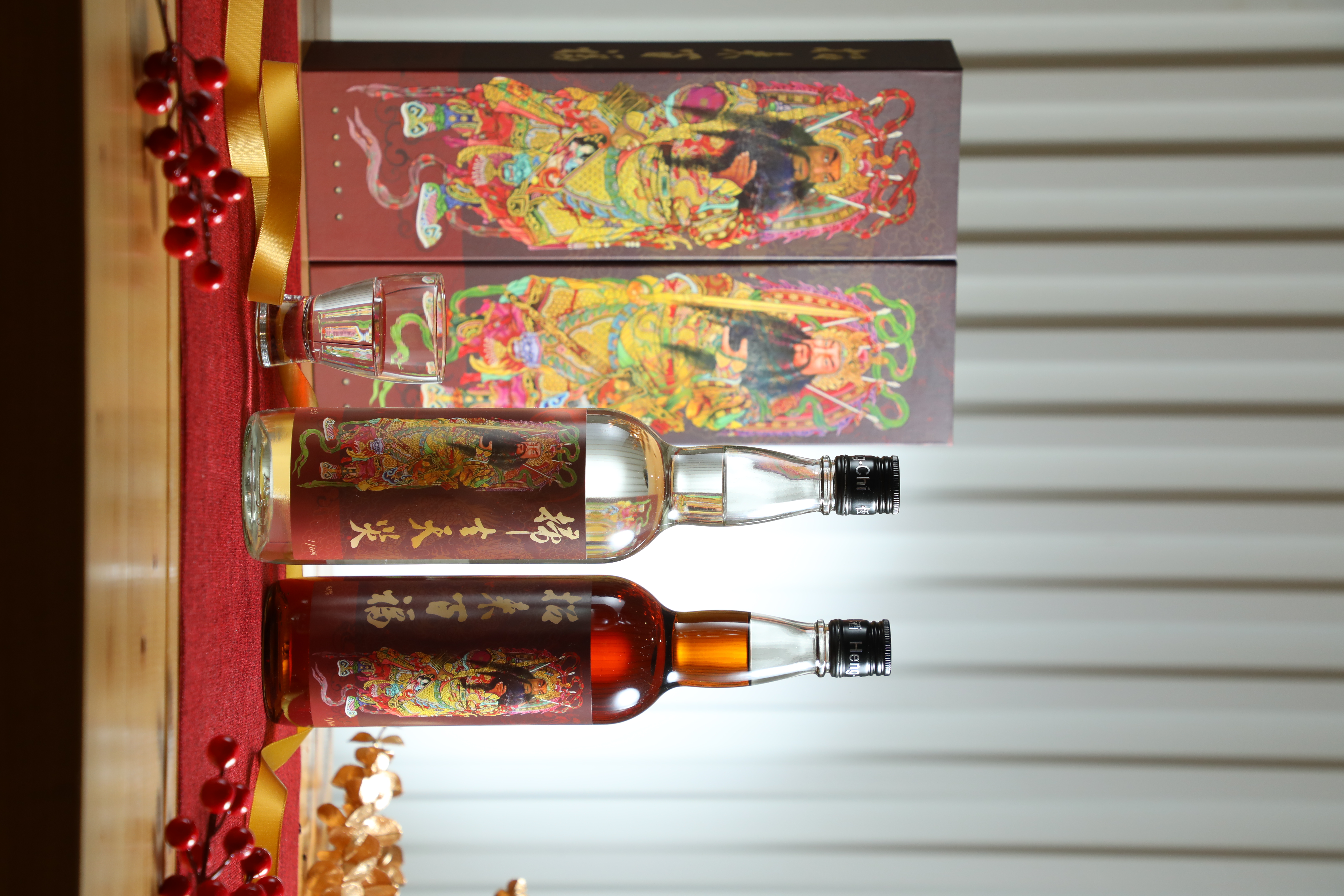 恆器製酒的「門神禮讚地瓜酒禮盒組」以雲林水林「順天宮」委請的國寶級大師洪平順所彩繪的門神為尊，繪出秦叔寶與尉遲恭兩位門神的神威。（2,800元／組、2瓶）