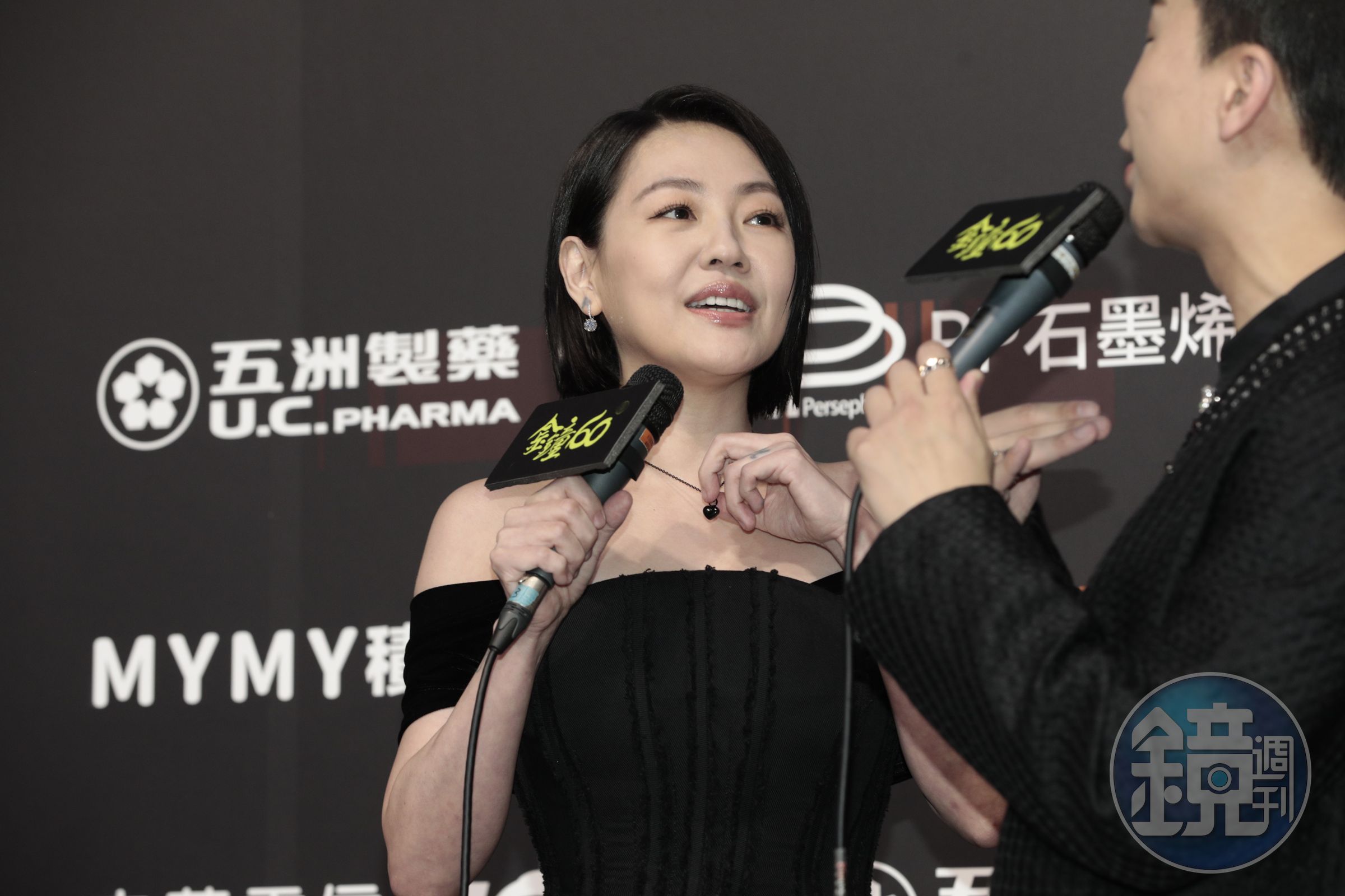 小S展示大S的骨灰項鍊。