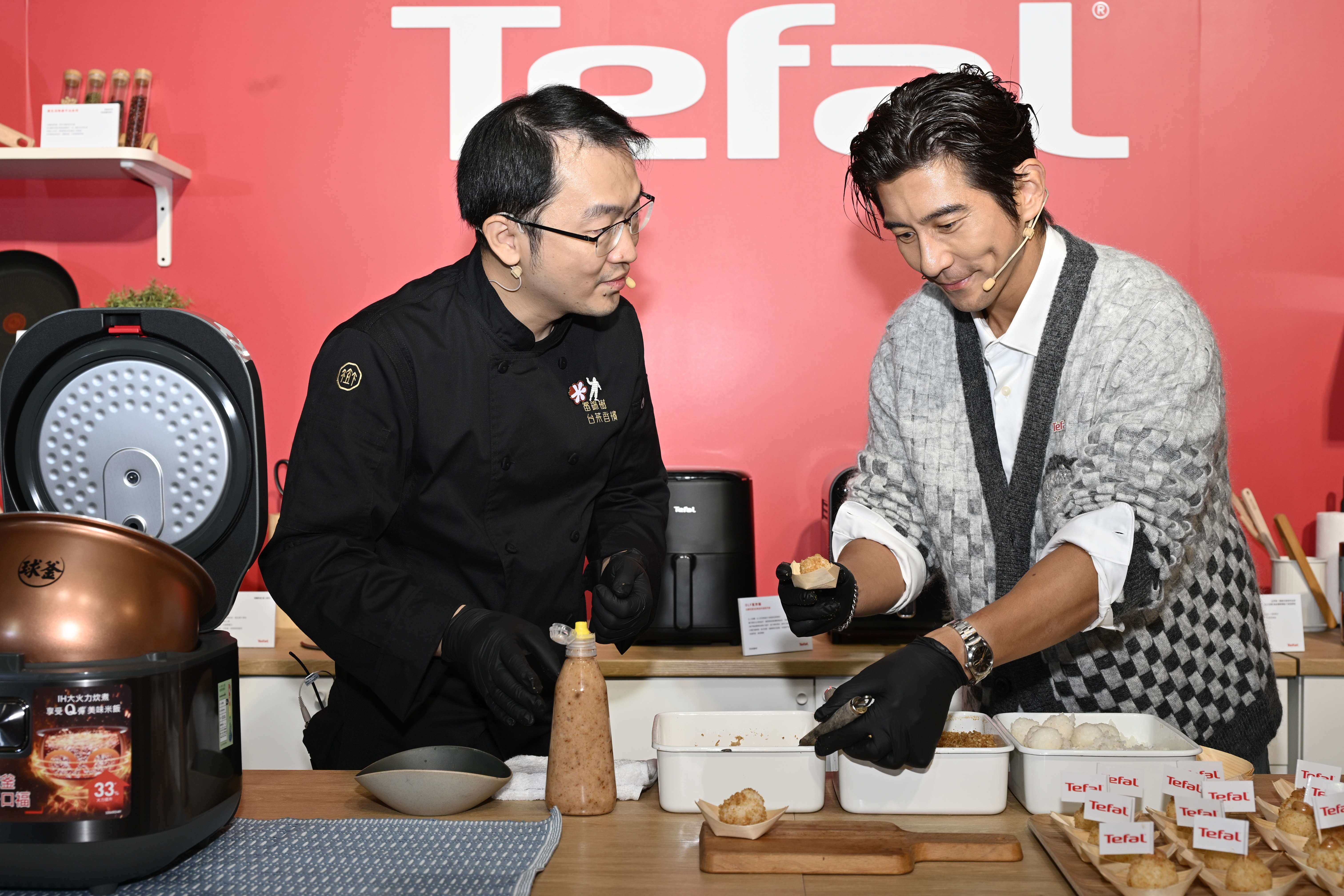 修杰楷和餐廳主廚黃旅毅一起做菜。(Tefal特福提供)