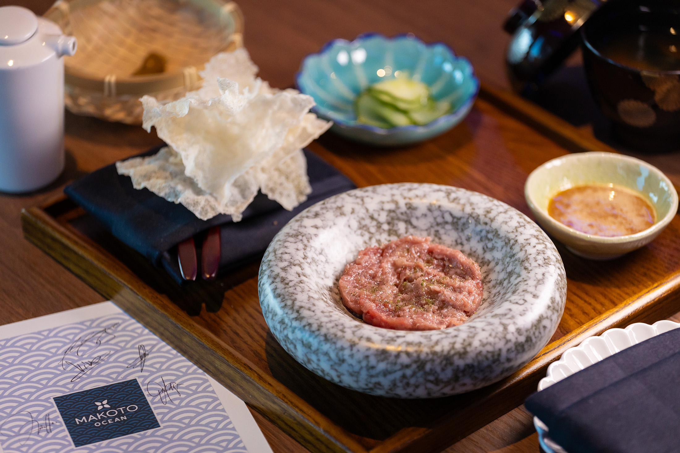「奧谷的海漾日本料理」以套餐方式供應，前菜有滋味鮮美的牛肉韃靼。（套餐45美元／人，約NT$1,457）